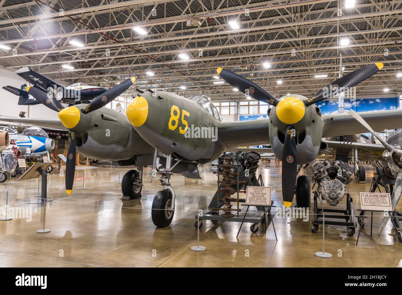 Ein Lockheed P-38J Lightning Kampfflugzeug aus dem Zweiten Weltkrieg im Hill Aerospace Museum. Stockfoto