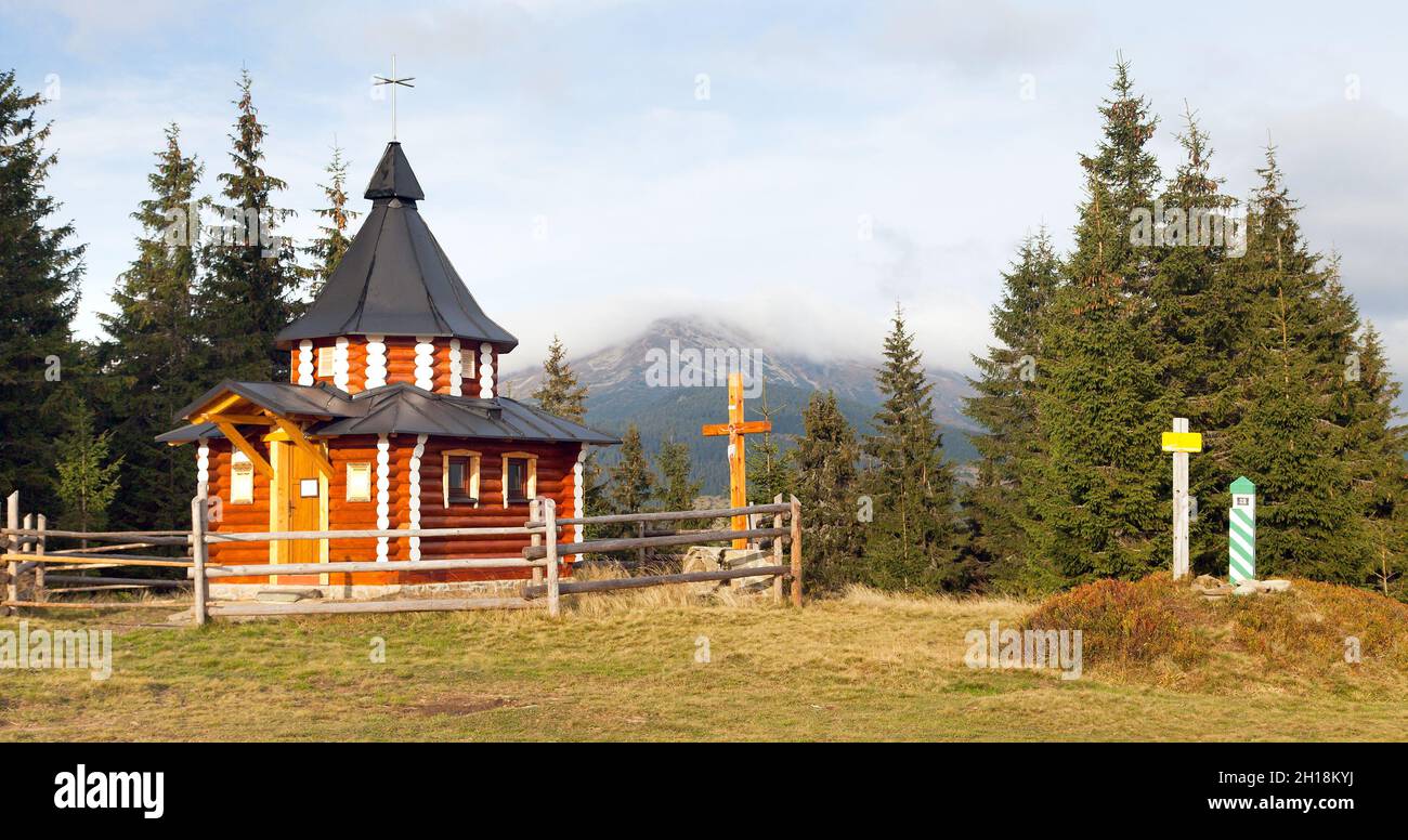 Kleine Holzkirche oder Kapelle in der Ukraine karpaten Berge Stockfoto