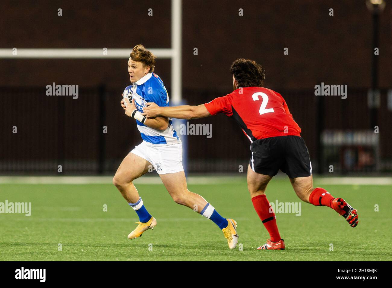 Toronto, Kanada, 16. Oktober 2021: Andrew Norton (L) in Aktion gegen einen Atlantic Selects Spieler (rot-schwarz) während des Rugby-Rallye-Spiels im York Stadium in Toronto, Kanada. Toronto Arrows besiege Alantic Selects mit 57-10 Punkten Stockfoto