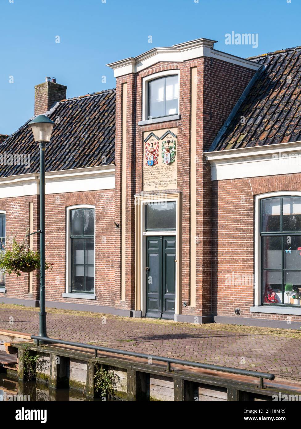 Vorderfassade des alten Popma Gasthuis Gästehauses im Dorf Wergea, Leeuwarden, Friesland, Niederlande Stockfoto
