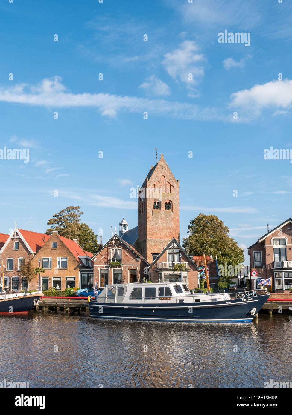 Boote, Häuser und Kirchturm in der Altstadt von Grouw, Friesland, Niederlande Stockfoto