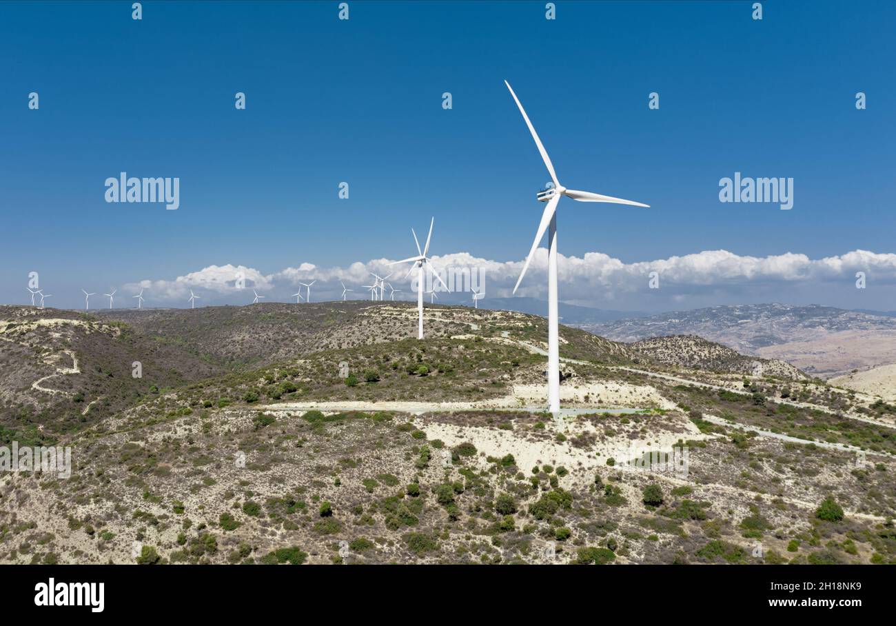 Windturbinen auf den Hügeln. Windpark Oreites im Bezirk Paphos, Zypern Stockfoto