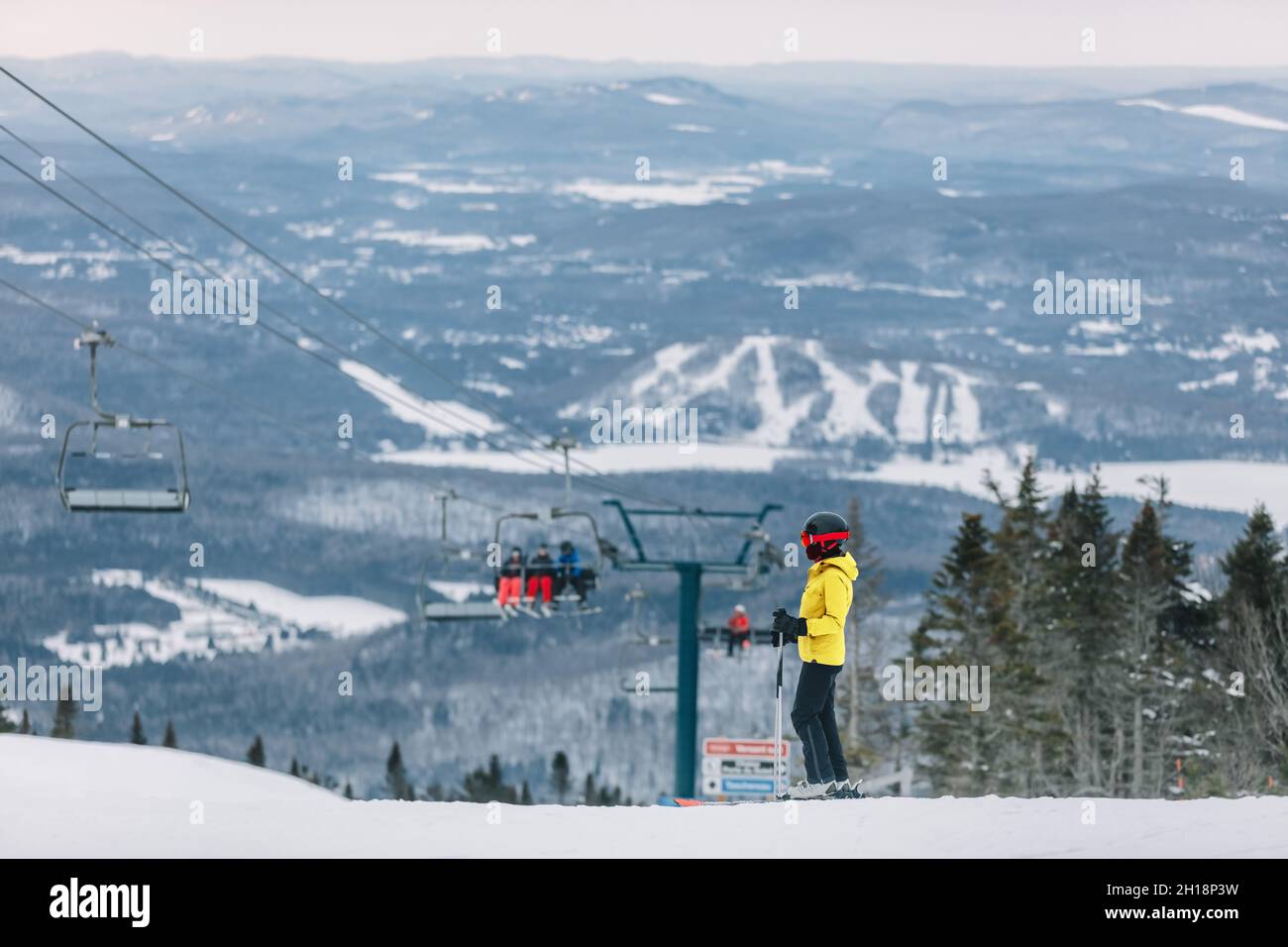Skifahrer mit Blick auf die Naturlandschaft von der Skipiste auf der Bergspitze. Wintersport, Skifahren im Skigebiet Mont-Tremblant, Quebec Stockfoto