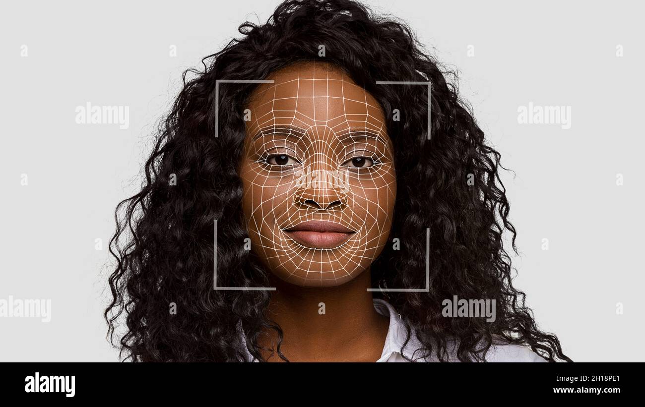 Lächelnd junge hübsche junge afroamerikanische Frau schaut auf Kamera, Doppelbelichtung und id-Gesichtsscan Stockfoto