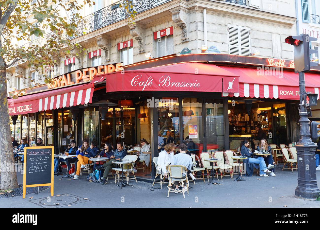 Das Restaurant Royal Pereire ist ein traditionelles Pariser Bistro im 17. Pariser Arrondissement. Stockfoto