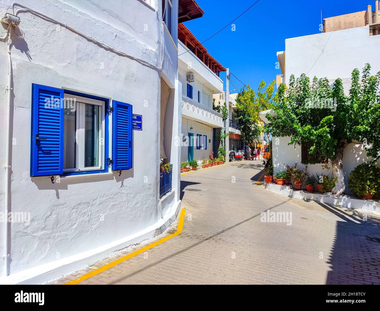 Blick auf das herrliche Dorf und den Strand von Mirtos, in der Nähe von Ierapetra, Kreta, Griechenland Stockfoto