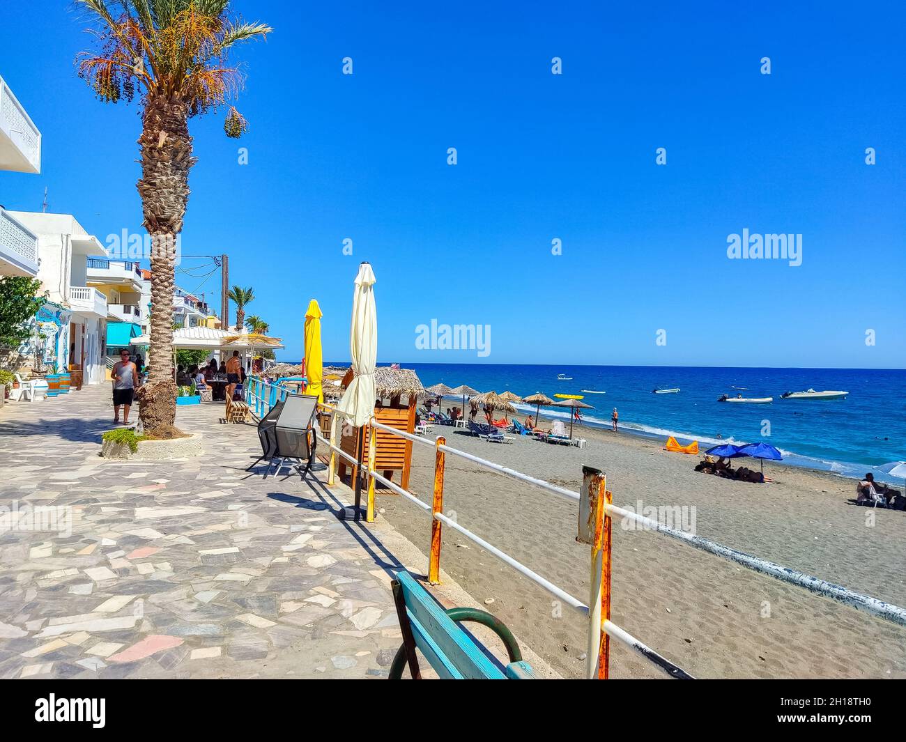 Blick auf das herrliche Dorf und den Strand von Mirtos, in der Nähe von Ierapetra, Kreta, Griechenland Stockfoto