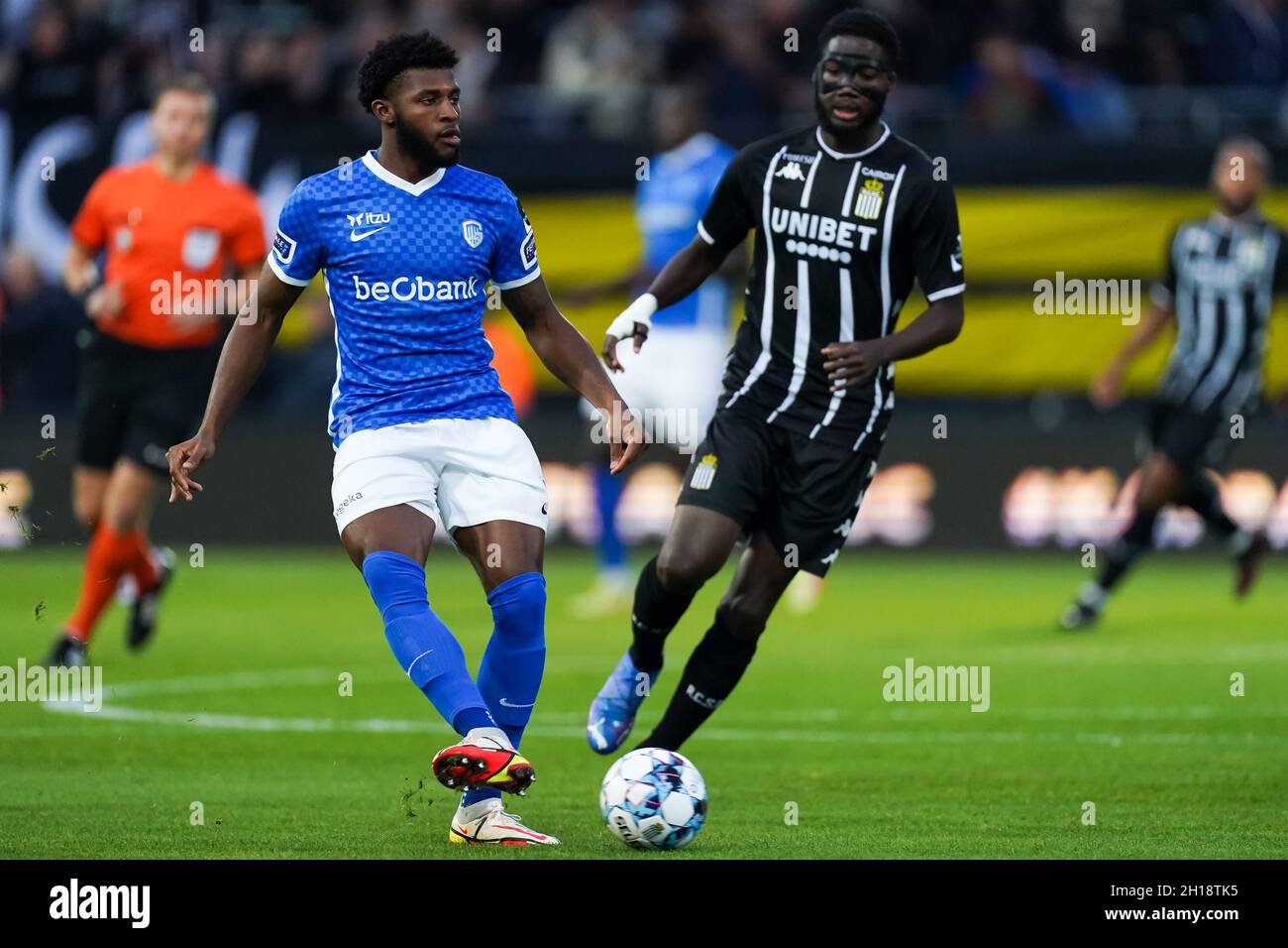 CHARLEROI, BELGIEN - 17. OKTOBER: Mark McKenzie von KRC Genk während des Jupiler Pro League-Spiels zwischen Sporting Charleroi und KRC Genk am 17. Oktober 2021 im Stade du Pays in Charleroi, Belgien (Foto: Joris Verwijst/Orange Picches) Stockfoto