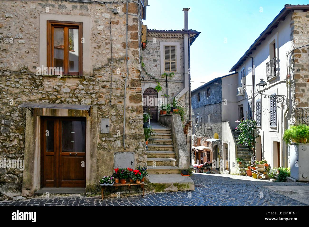 Ein Platz der Villa Santo Stefano, eine mittelalterliche Stadt der Region Latium, Italien. Stockfoto