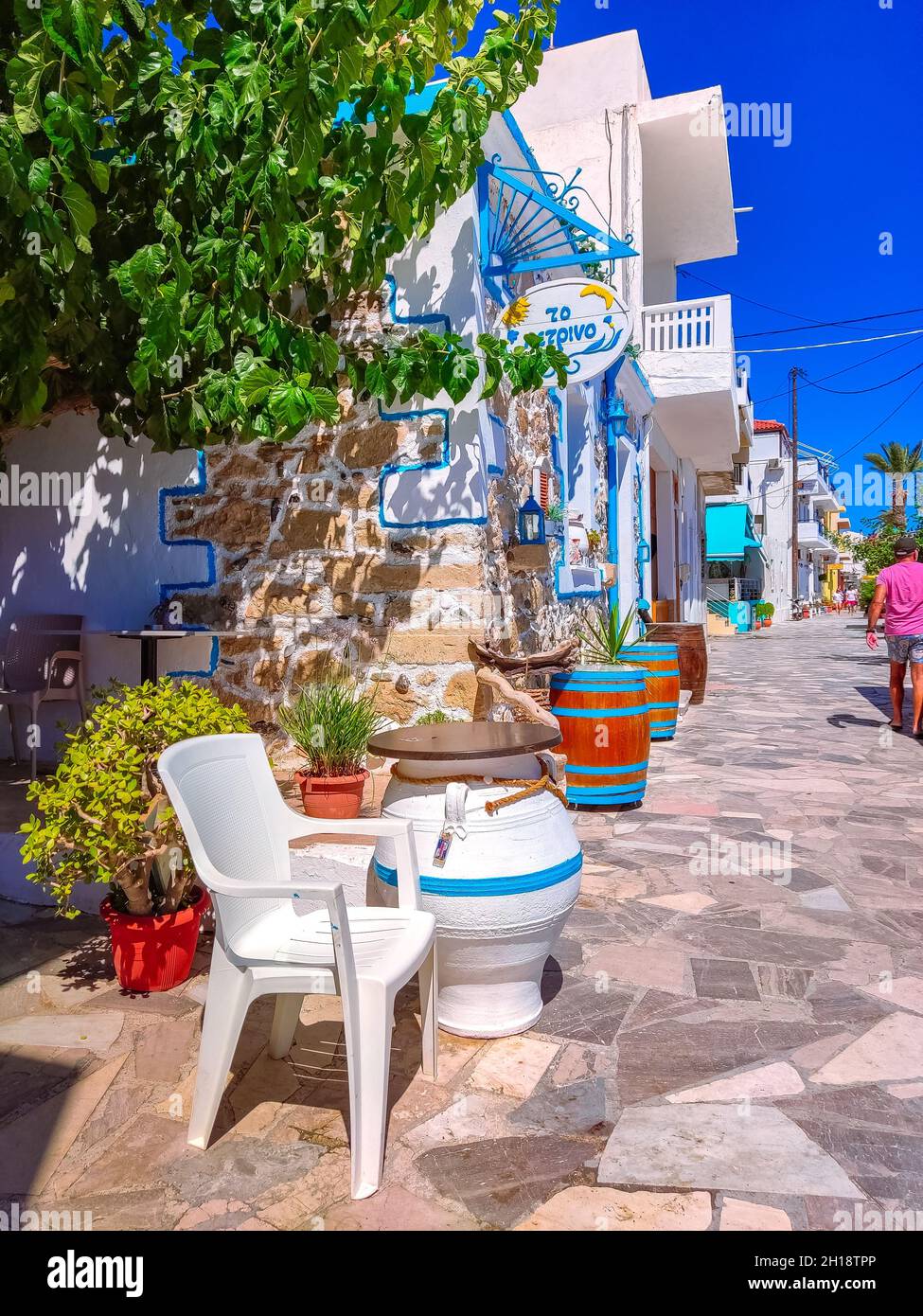 Blick auf das herrliche Dorf und den Strand von Mirtos, in der Nähe von Ierapetra, Kreta, Griechenland Stockfoto