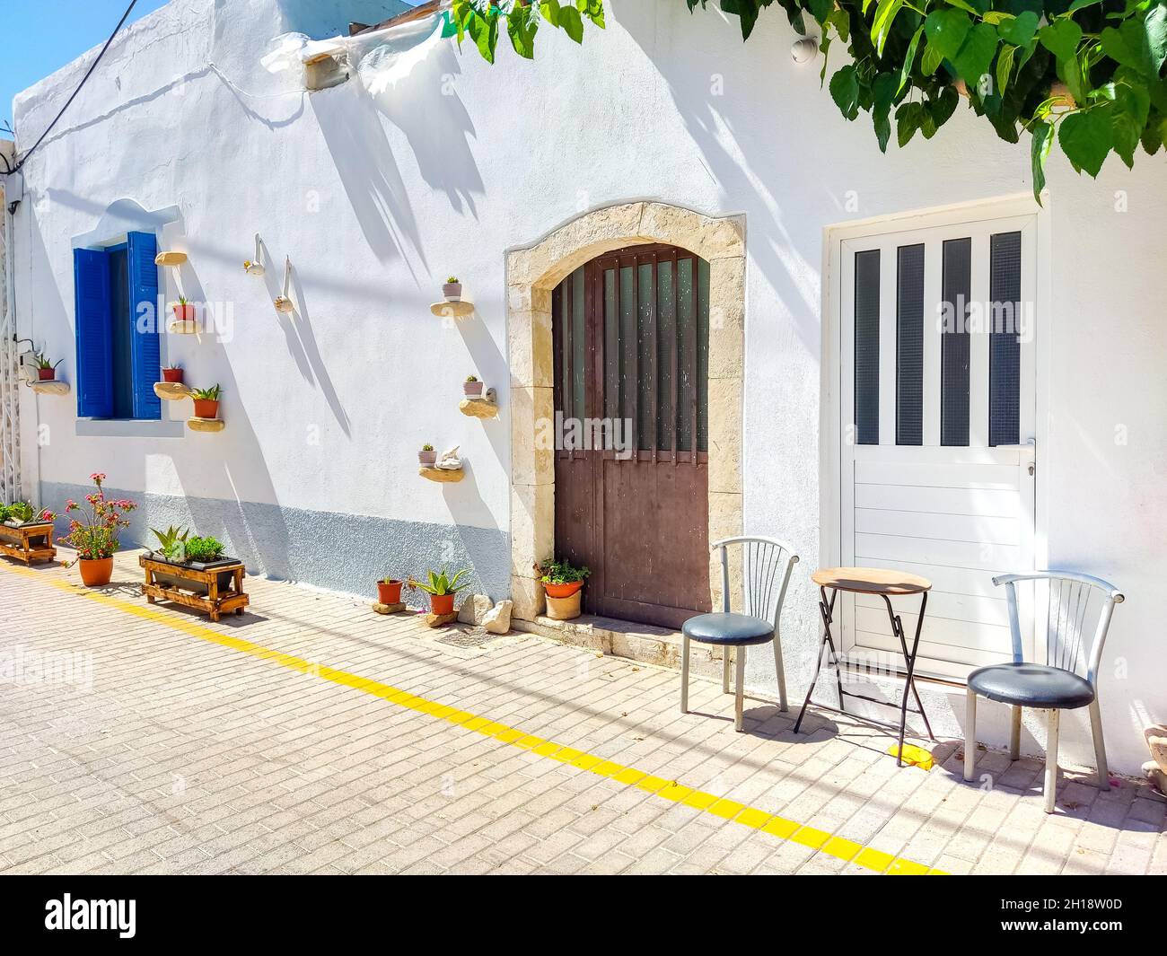 Blick auf das herrliche Dorf und den Strand von Mirtos, in der Nähe von Ierapetra, Kreta, Griechenland Stockfoto