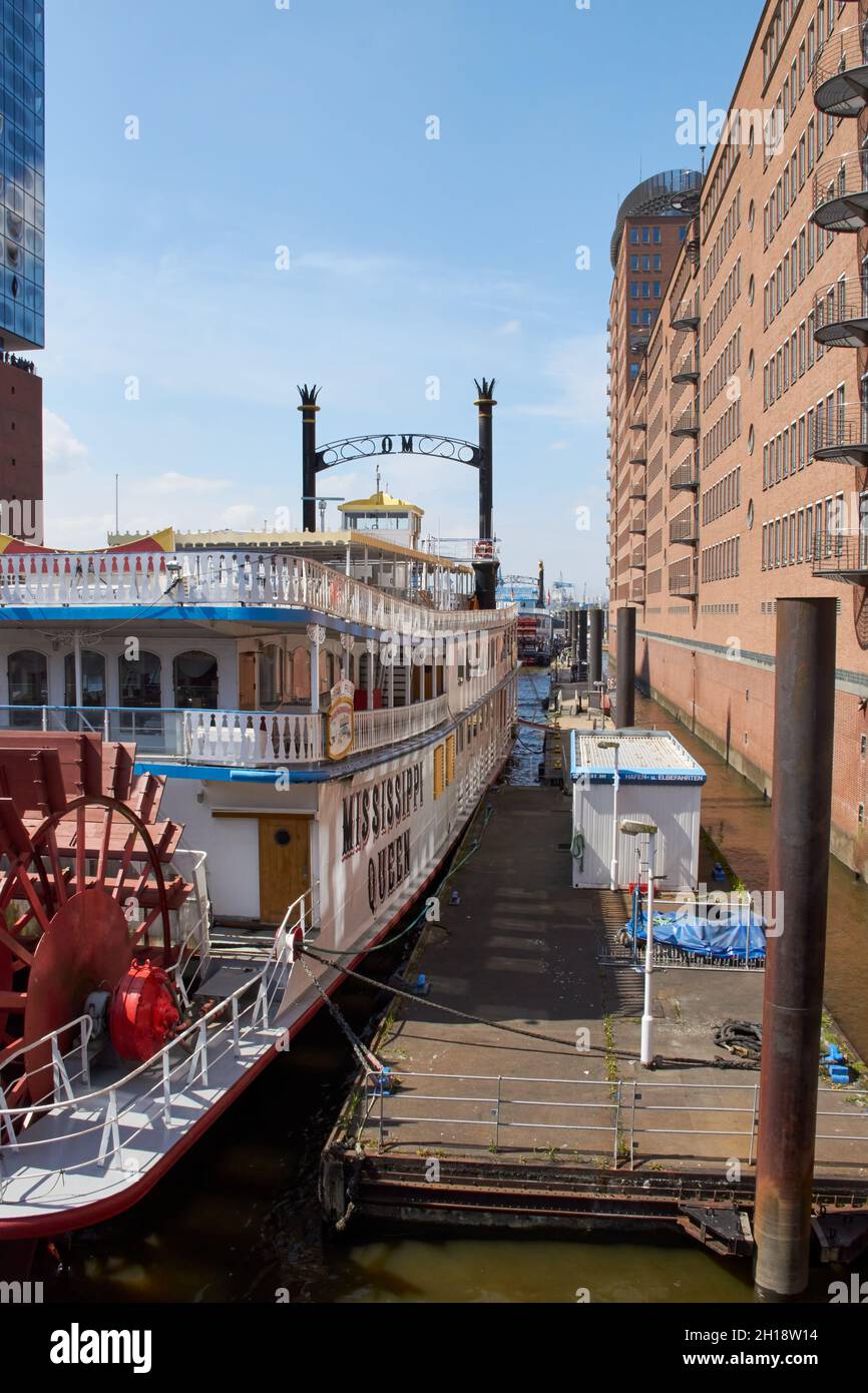 Der Raddampfer Mississippi Queen an einem sonnigen Tag am Dock vor der Elbphilharmonie in der Hamburger HafenCity. Stockfoto