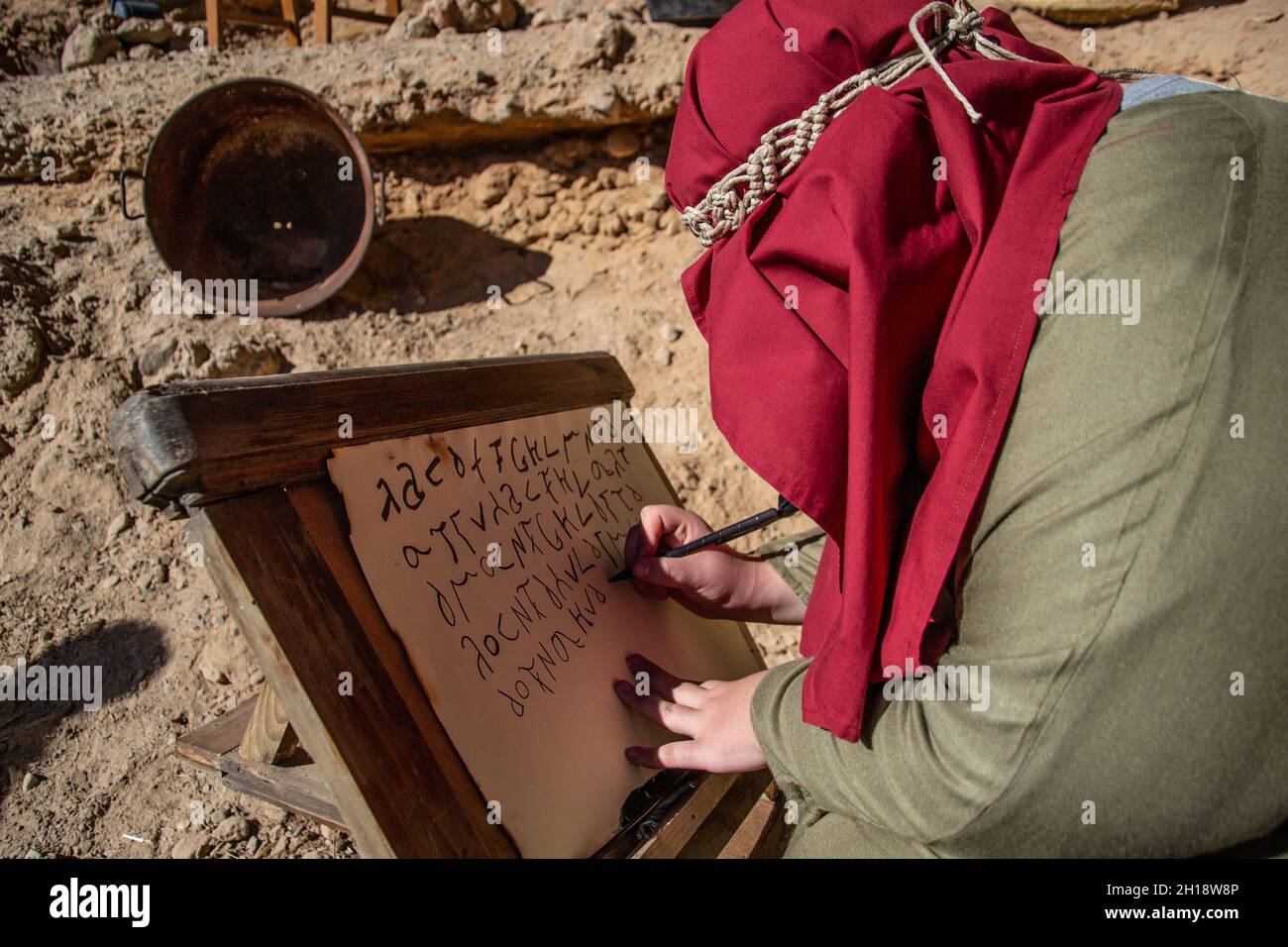 Nachbildung einer Weihnachtskrippe im Anbau von Motril of Tablones. Schreiben Sie das Schreiben auf ein Papier, das auf einem Rednerpult in hebräischer Sprache angelehnt ist. Ancie Stockfoto