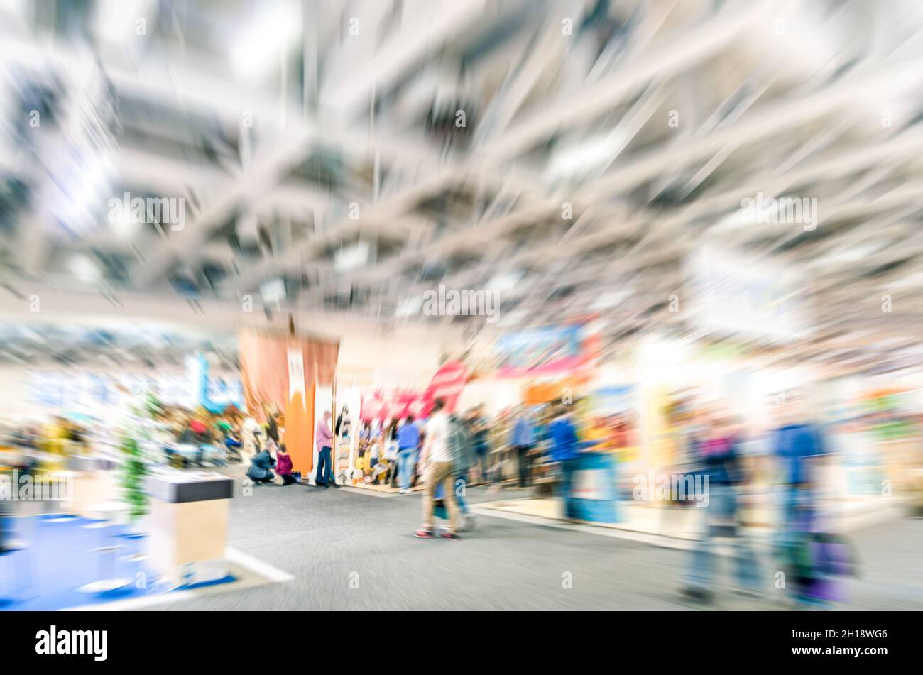 Generischer Messestand mit verschwommener Zoom-Unschärfe - Konzept des geschäftlichen Social Gathering für den internationalen Austausch von Meetings Stockfoto