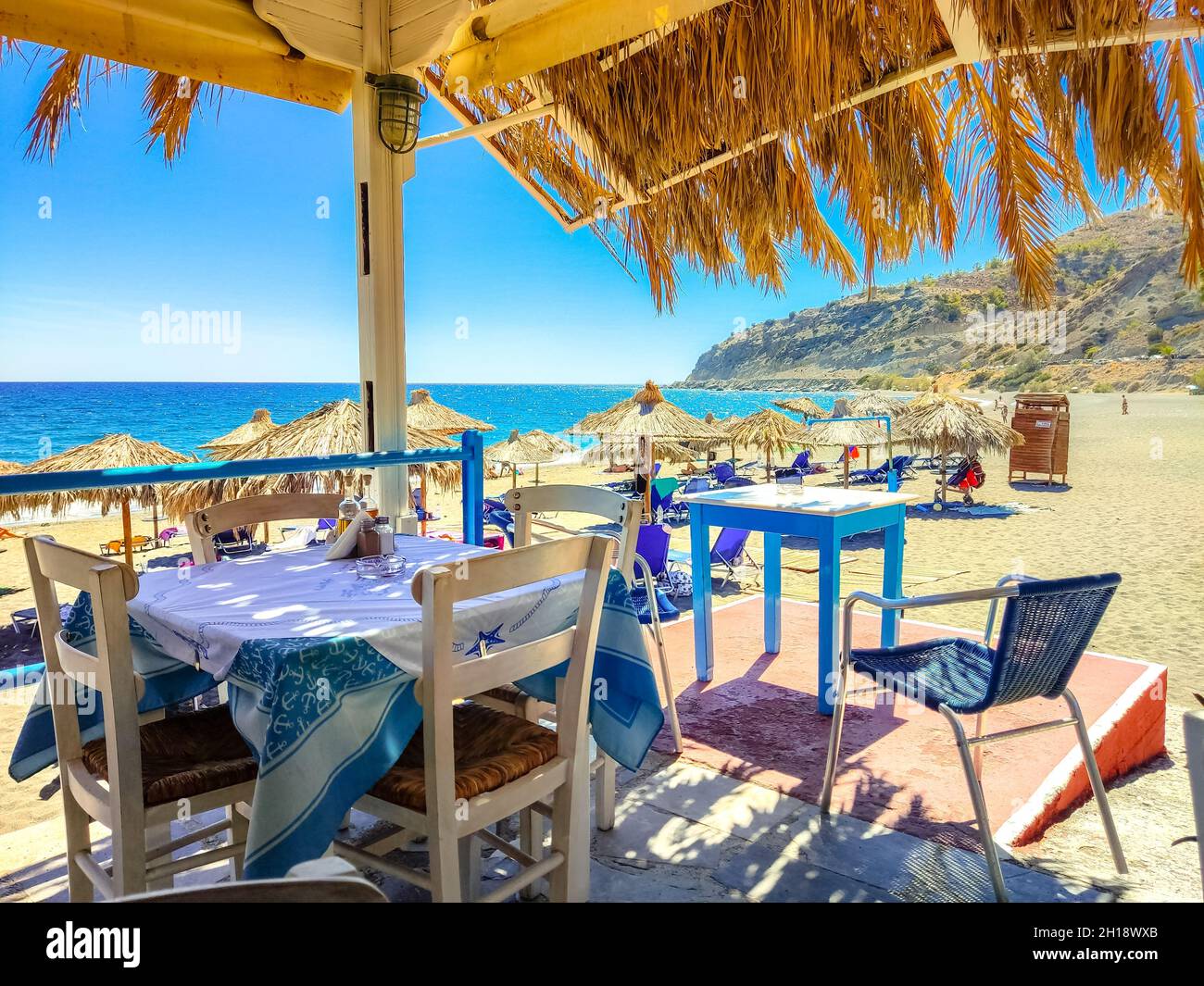 Blick auf das herrliche Dorf und den Strand von Mirtos, in der Nähe von Ierapetra, Kreta, Griechenland Stockfoto