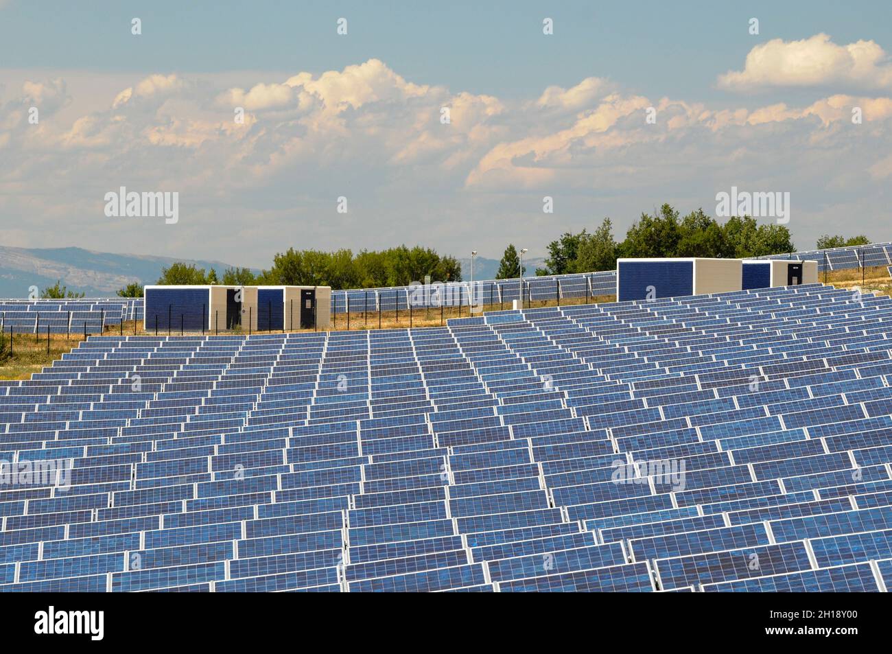 Ein Feld gefüllt mit Sonnenkollektoren in einem Solarkraftwerk. Les Mees, Provence, Frankreich. Stockfoto