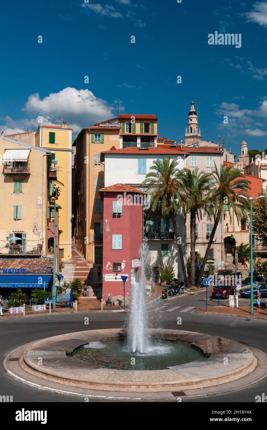 Farbenfrohe Häuser, Palmen und ein Brunnen in Menton. Menton, Provence Alpes Cote d'Azur, Frankreich. Stockfoto