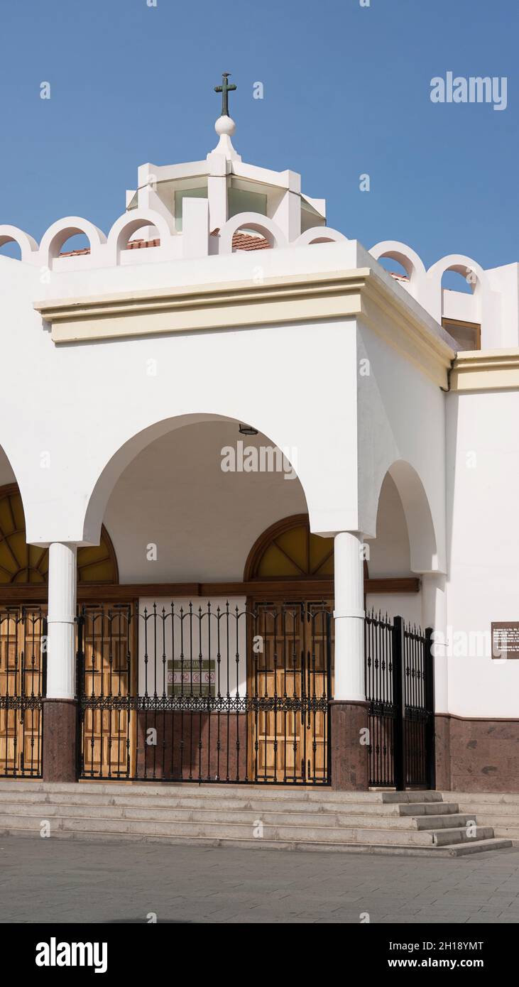 Detail des malerischen Eingangs der Kirche Virgen del Carmen, die lokal als Iglesia de Nuestra Señora del Carmen bekannt ist, in Los Cristianos, Teneriffa, Spanien Stockfoto