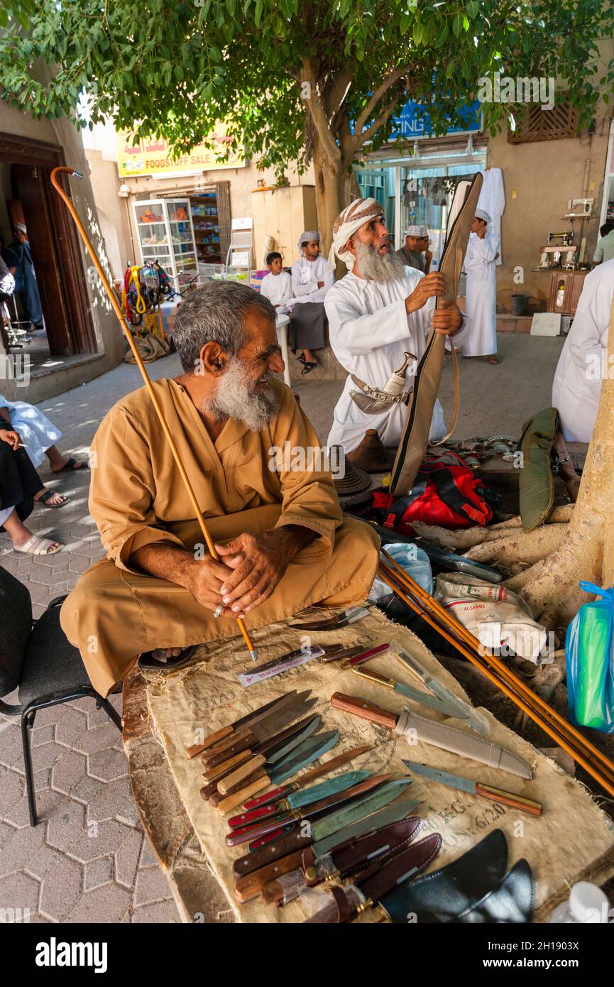 Messer- und Waffenverkäufer im Souk in Nizwa. Nizwa, Oman. Stockfoto