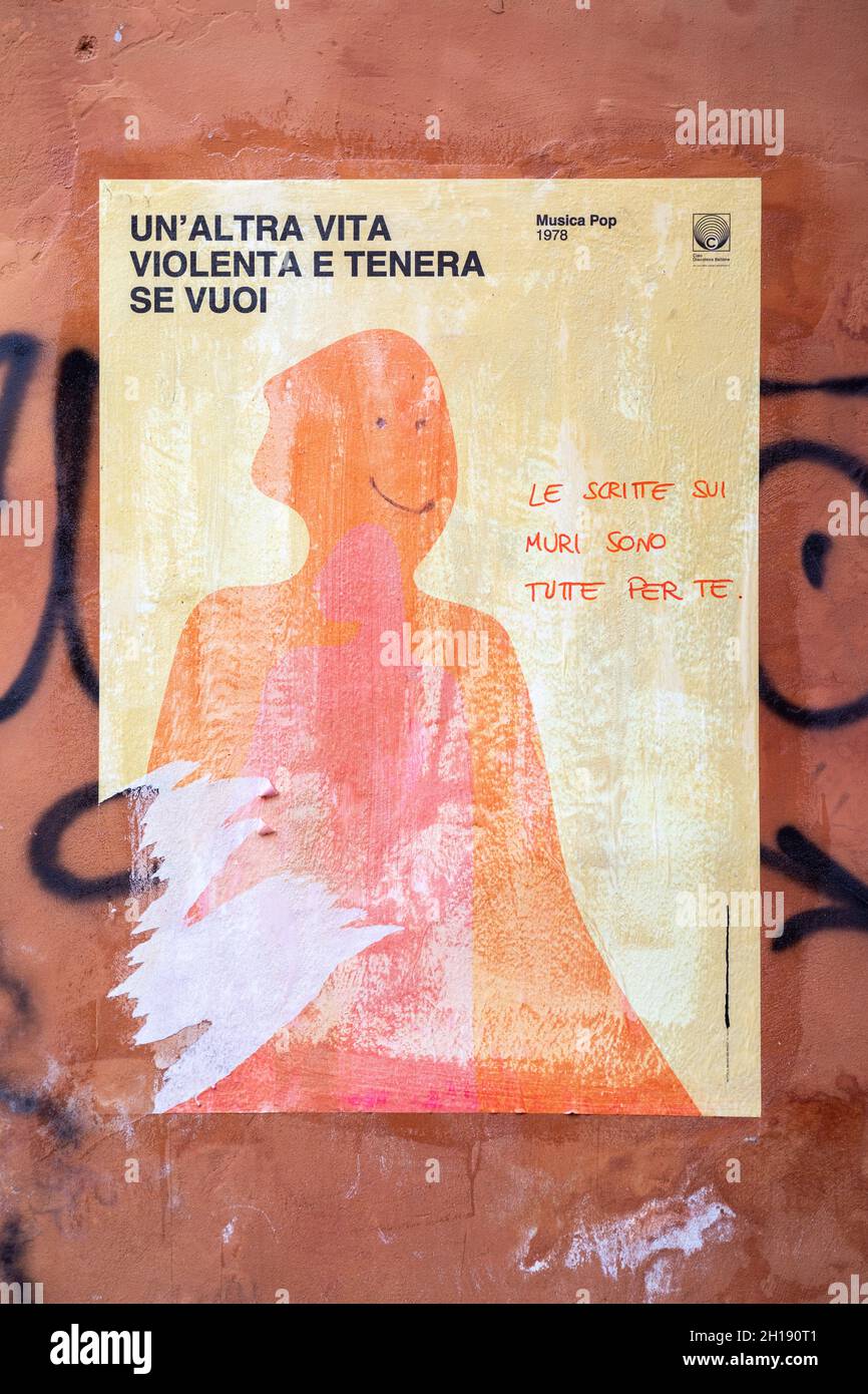 Entstellte und zerrissene Paste-up-Poster an der Wand im Stadtteil Trastevere in Rom, Italien Stockfoto