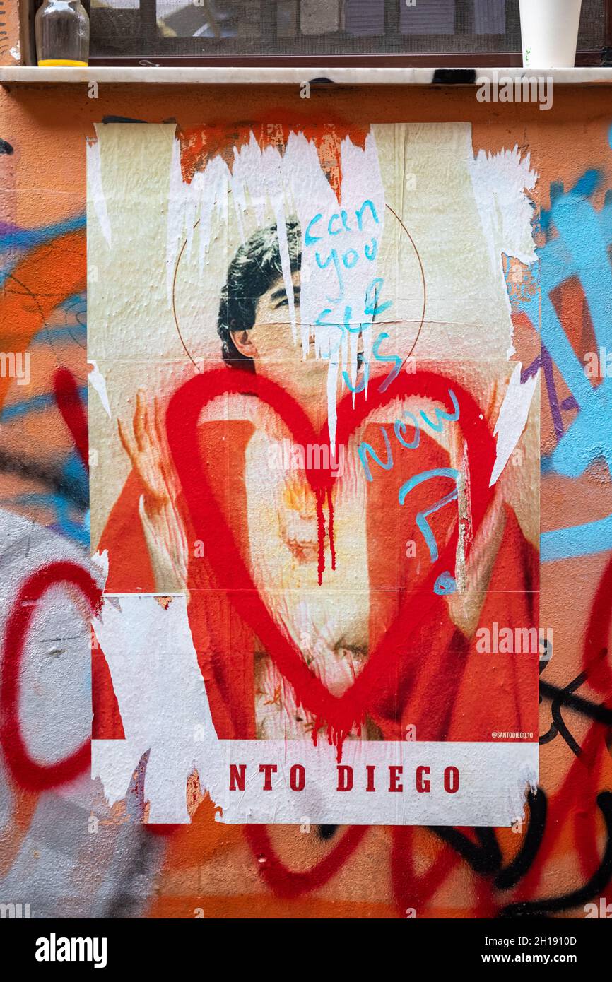 Zerrissenes und defaced Santo Diego Paste-up-Poster im Stadtteil Trastevere in Rom, Italien Stockfoto