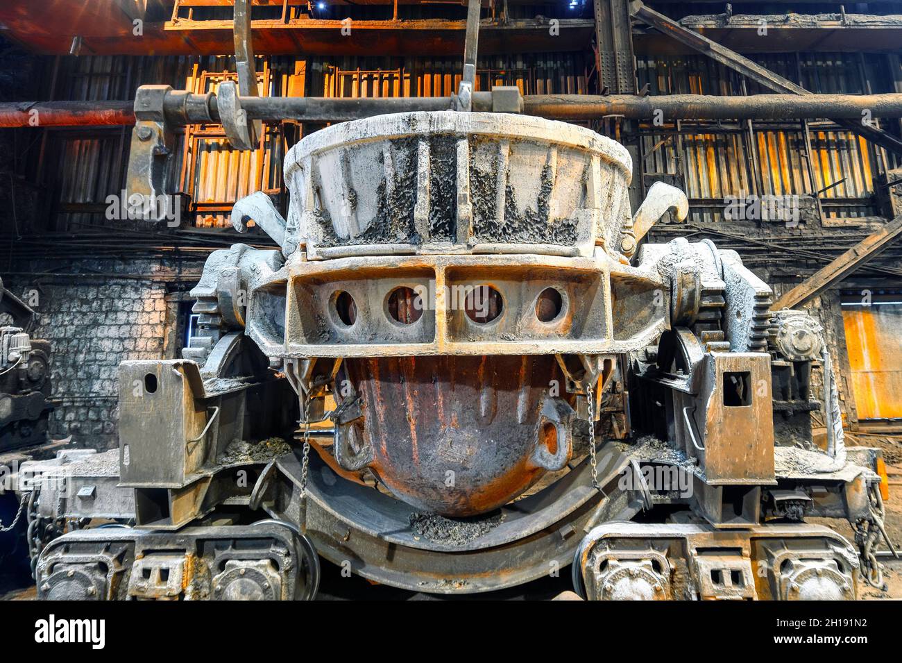 Große metallurgische Schlackenpfannen auf Eisenbahnwagen Stockfoto