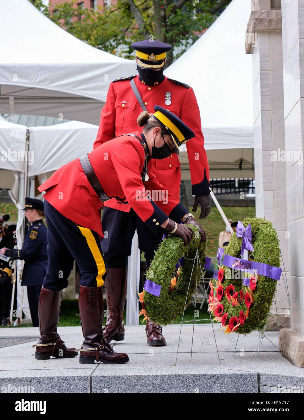 Halifax, Nova Scotia, Kanada. Oktober 2021. RCMP-Offiziere legten im Namen ihrer Truppe einen Kranz zu Ehren der Friedensoffiziere von Nova Scotia nieder, die im Dienst starben. Dies ist das 39. Jährliche Peace Officers' Memorial, das bei der Grand Parade in der Innenstadt von Halifax abgehalten wird. Die Veranstaltung ehrt Friedensoffiziere aus Nova Scotia, die im Rahmen ihrer Pflichten gestorben sind und erinnert demütig an ihre Selbstlosigkeit und ihren Einsatz. Kredit: Meanderingemu/Alamy Live Nachrichten Stockfoto