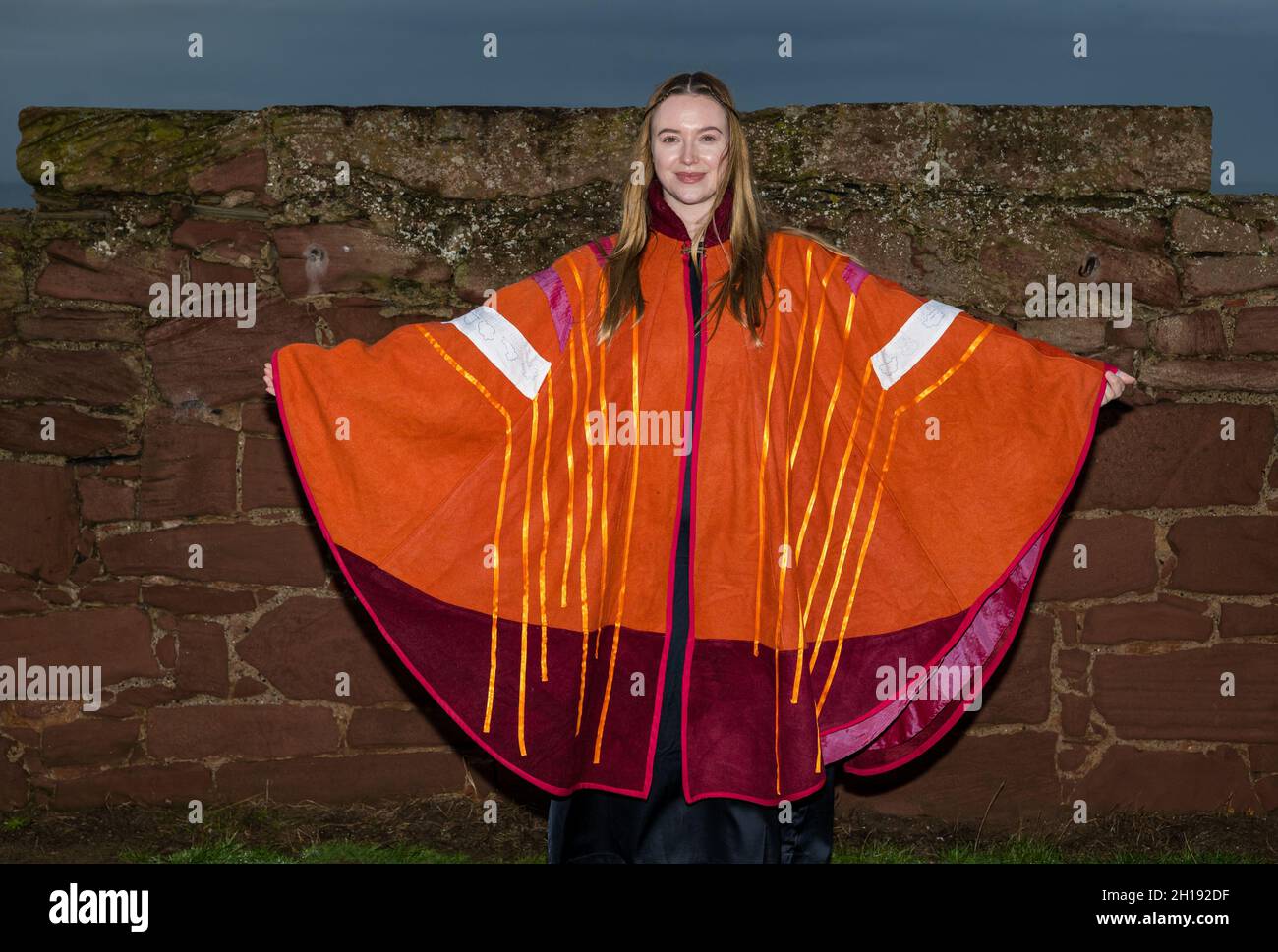 Dunbar, East Lothian, Schottland, Großbritannien, 17. Oktober 2021. Cop26 Pilgerfahrt: Klimaaktivisten halten in Dunbar für einen Tag voller Aktivitäten. Im Bild: Roxy Ambrozewitsch ist die Hüterin der Böden, die einen Umhang mit Taschen mit lokalen Bodenproben trägt, die von Natalie Taylor vom North Light Arts Project von Dunbar entworfen wurden Stockfoto