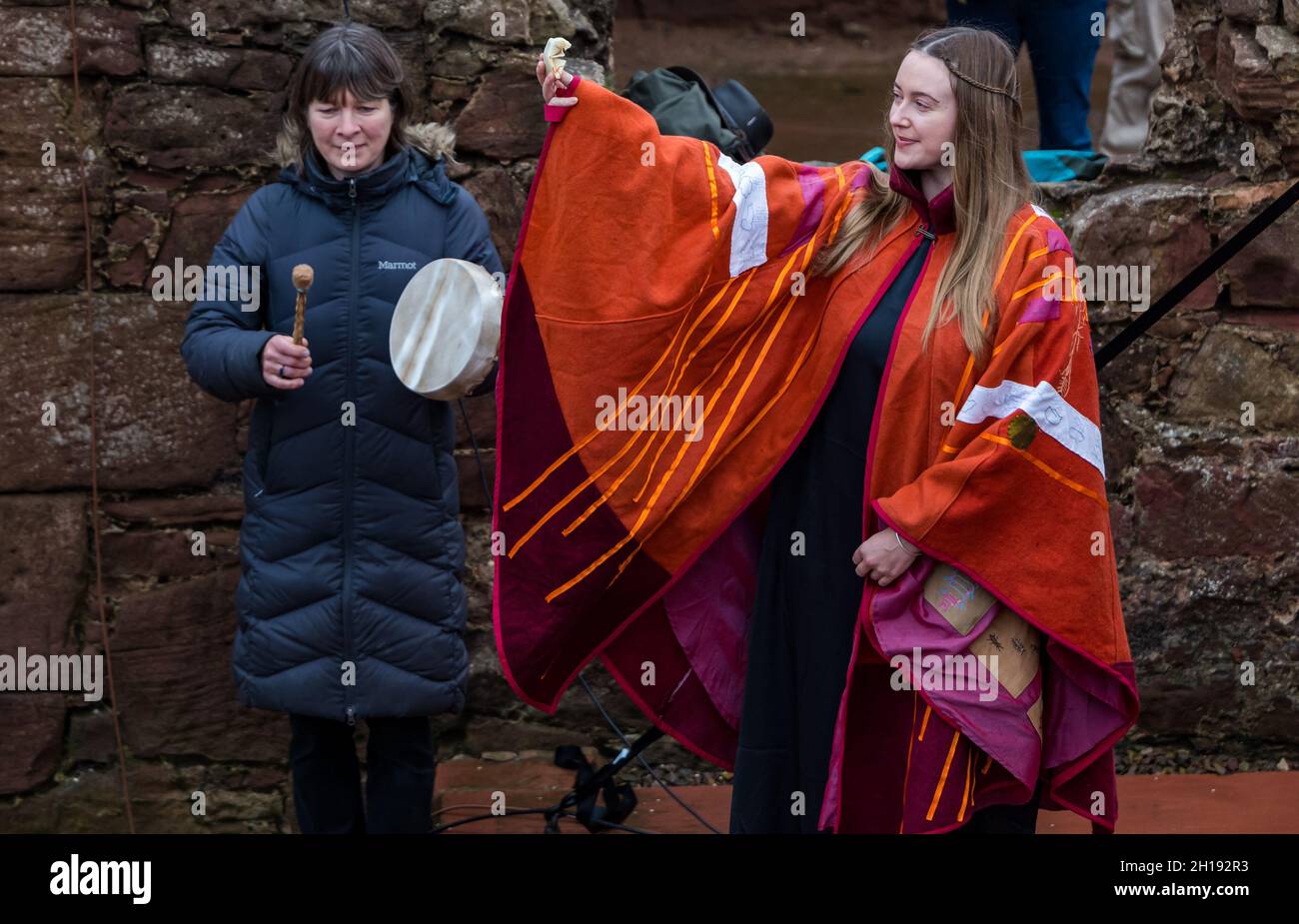 Dunbar, East Lothian, Schottland, Großbritannien, 17. Oktober 2021. Cop26 Pilgerfahrt: Klimaaktivisten halten in Dunbar für einen Tag voller Aktivitäten. Im Bild: Roxy Ambrozewitsch ist die Hüterin der Böden, die einen Umhang mit Taschen mit lokalen Bodenproben trägt, die von Natalie Taylor vom North Light Arts Project von Dunbar entworfen wurden Stockfoto