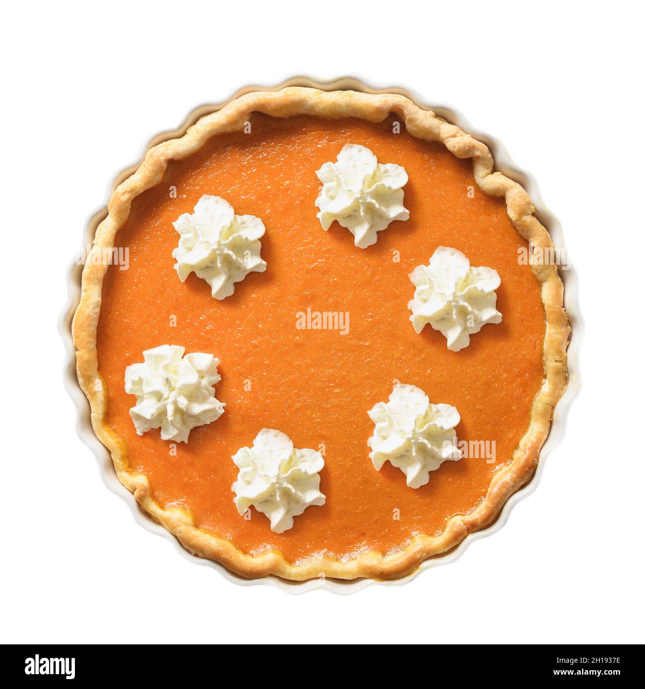 American Pumpkin Pie mit Schlagsahne isoliert auf weißem Hintergrund. Thanksgiving Day Essen. Traditionelles Dessert für festliches Abendessen, Stockfoto