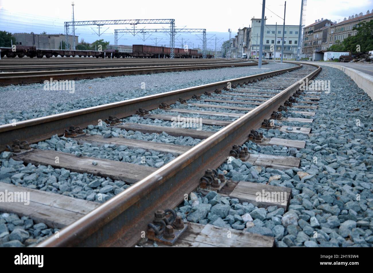 Eisenbahn-Bahninfrastruktur in Rijeka, Kroatien. Alter Zug am Bahnhof. Stockfoto