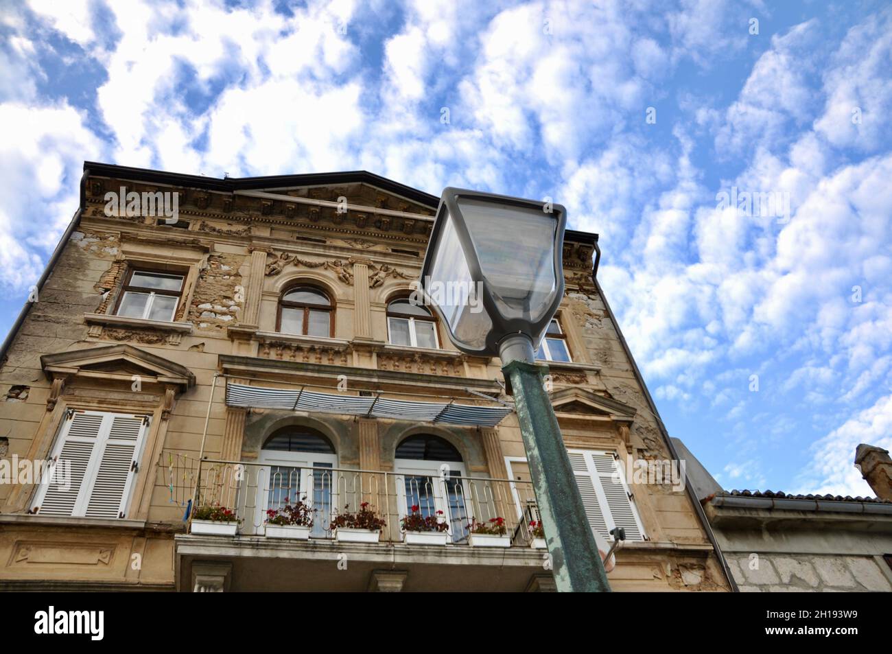 Historisches Gebäude, wolkigen Himmel und Laterne vom Boden aus gesehen Stockfoto