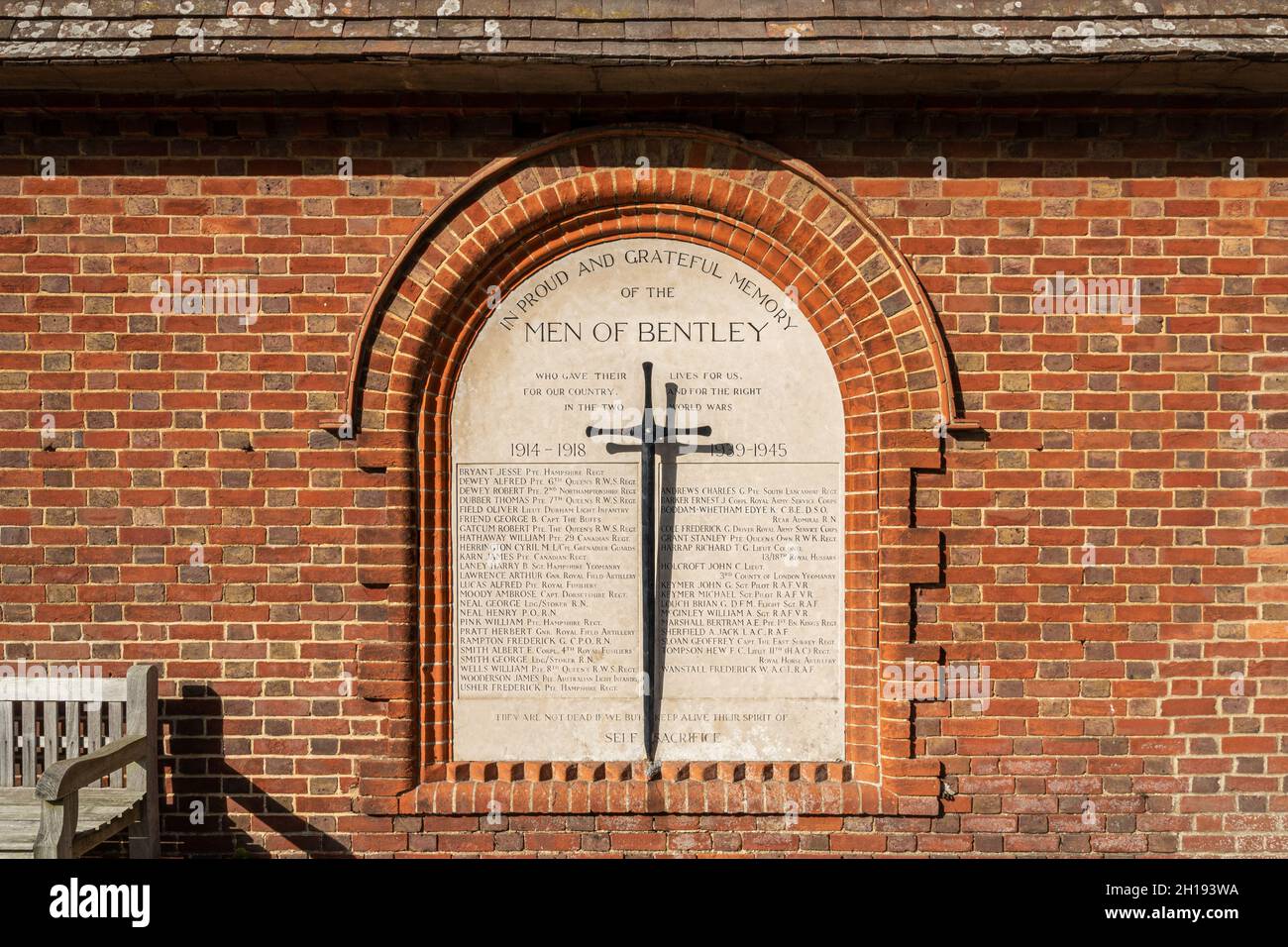 Hampshire Village of Bentley, England, Großbritannien. Detail der Wand der Bentley Memorial Hall mit eingravierten Namen der Kriegstoten auf dem Kriegsdenkmal Stockfoto