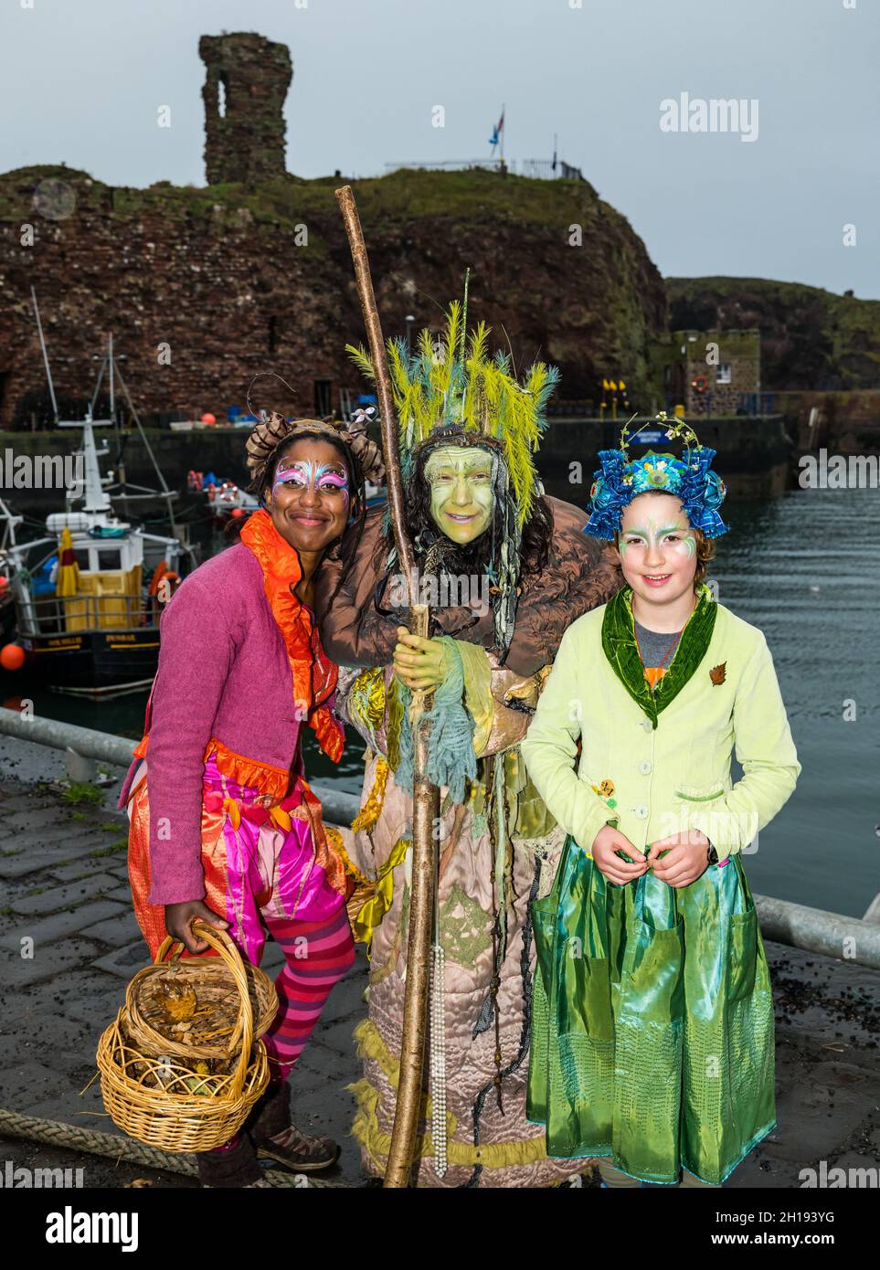Dunbar, East Lothian, Schottland, Großbritannien, 17. Oktober 2021. Cop26 Pilgerfahrt: Klimaaktivisten in Dunbar für einen Tag voller Aktivitäten. Im Bild: Schauspieler des Rowanbank Theatre unterhalten sich in farbenfrohen Kostümen im Hafen von Dunbar Castle Stockfoto