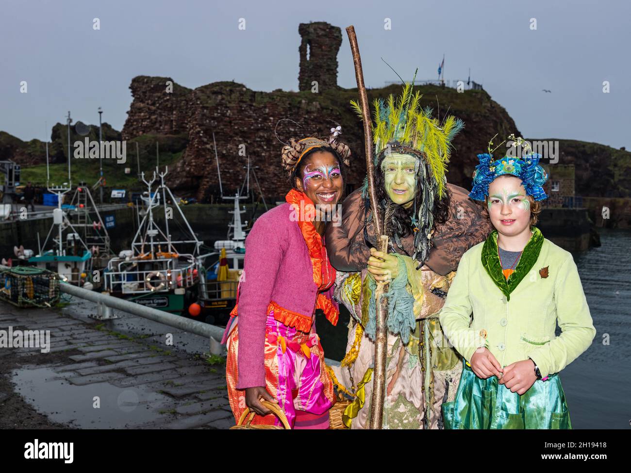 Dunbar, East Lothian, Schottland, Großbritannien, 17. Oktober 2021. Cop26 Pilgerfahrt: Klimaaktivisten in Dunbar für einen Tag voller Aktivitäten. Im Bild: Schauspieler des Rowanbank Theatre unterhalten sich in farbenfrohen Kostümen im Hafen von Dunbar Castle Stockfoto