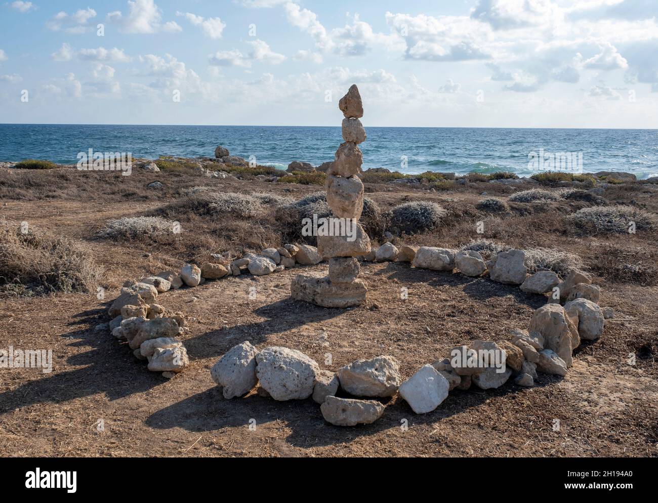 Ein Steinkreis-Kunstwerk neben dem Küstenpfad von Paphos, Zypern. Stockfoto