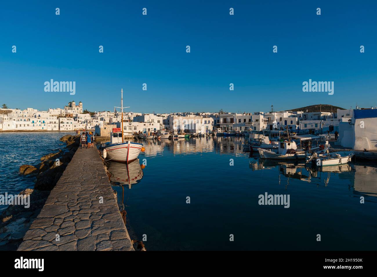 Eine malerische Aussicht auf Naousa und den Hafen. Naousa, Insel Paros, Kykladen, Griechenland. Stockfoto