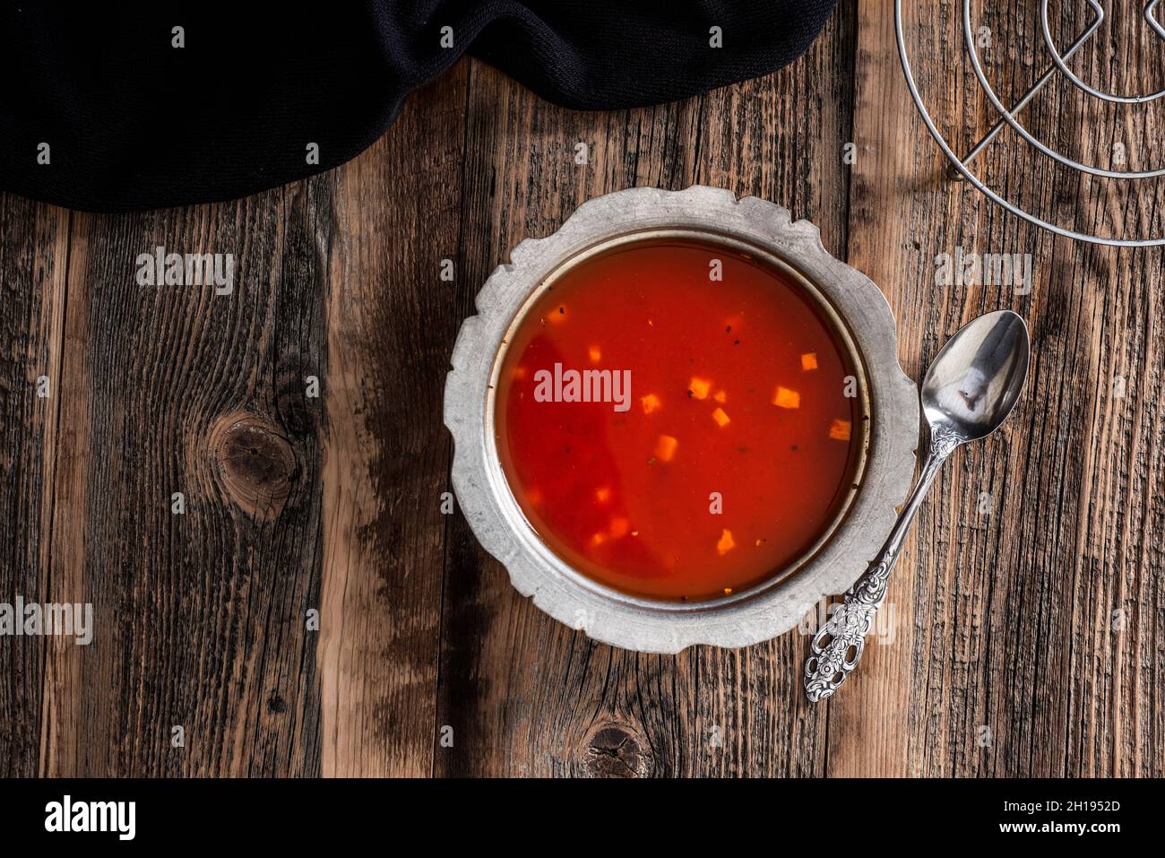 Tomatensuppe auf einer Kupferplatte. Suppe auf Holztisch. Stockfoto