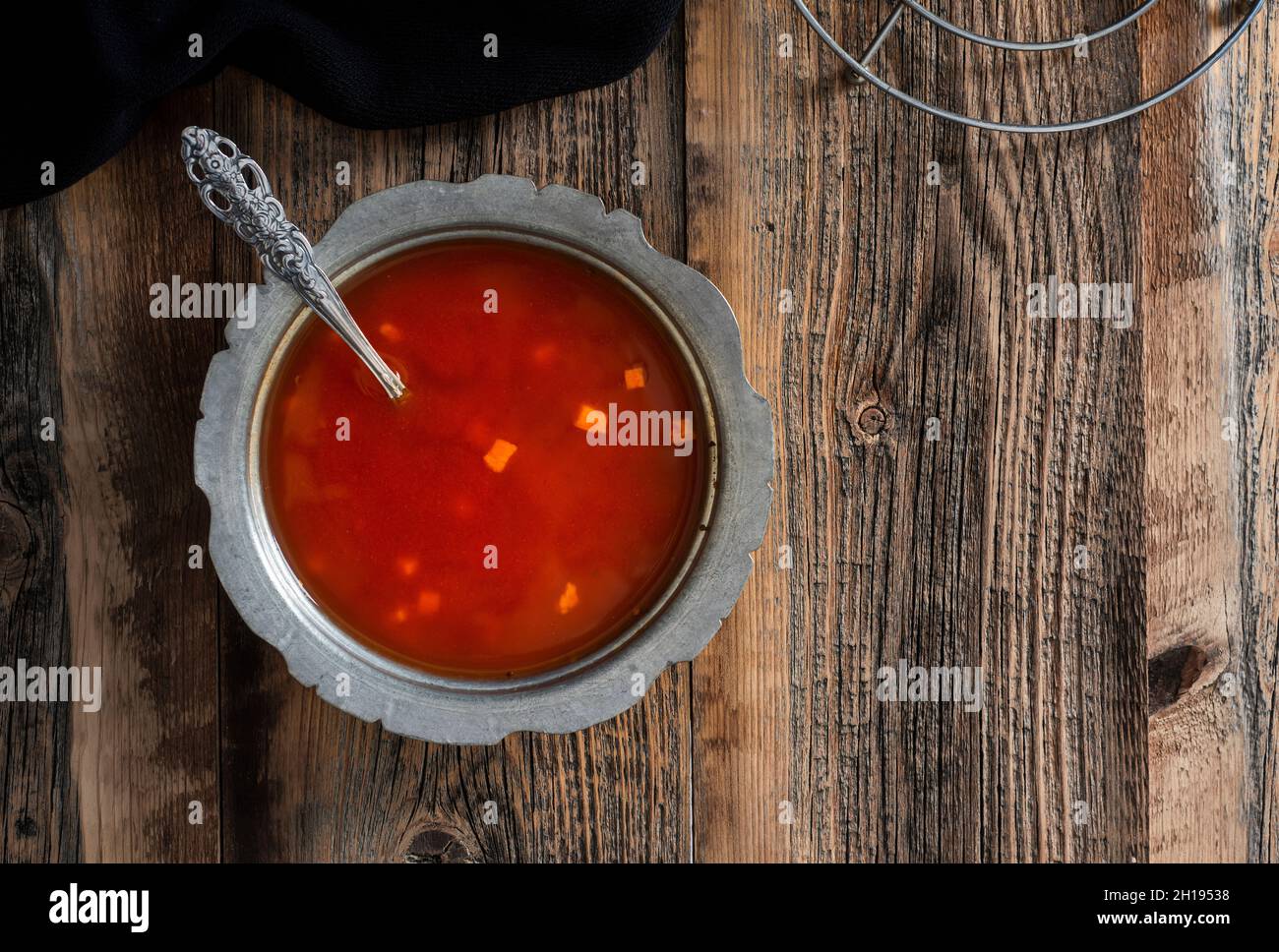 Tomatensuppe auf einer Kupferplatte. Suppe auf Holztisch. Stockfoto