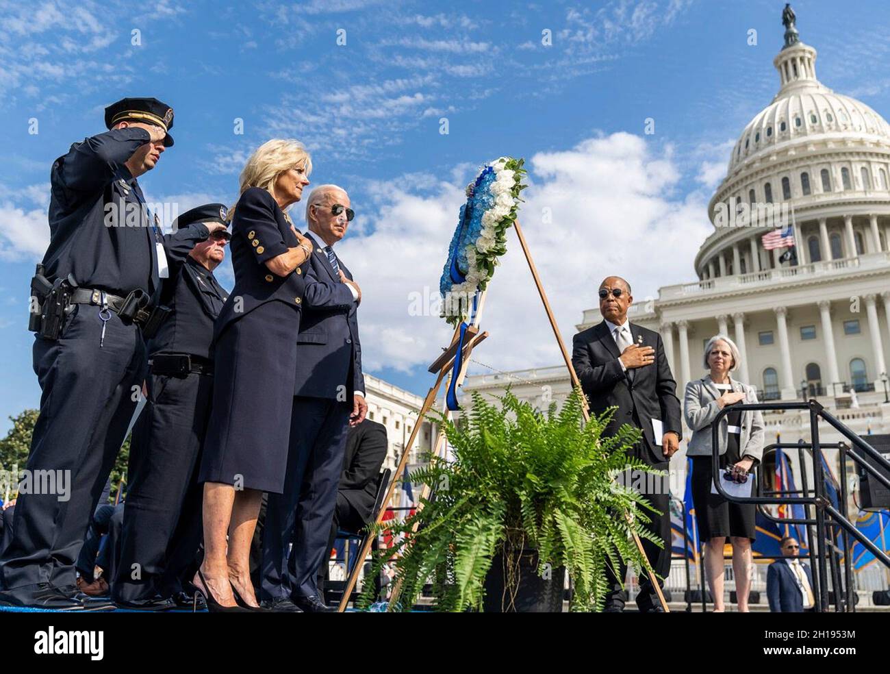 Washington, Vereinigte Staaten von Amerika. 16. Oktober 2021. US-Präsident Joe Biden und First Lady Dr. Jill Biden stehen während einer Zeremonie zu Ehren gefallener Strafverfolgungsbeamte beim 40. Jährlichen National Peace Officers Memorial Service im US-Kapitol am 16. Oktober 2021 in Washington, D.C. Quelle: Adam Schultz/White House Foto/Alamy Live News Stockfoto