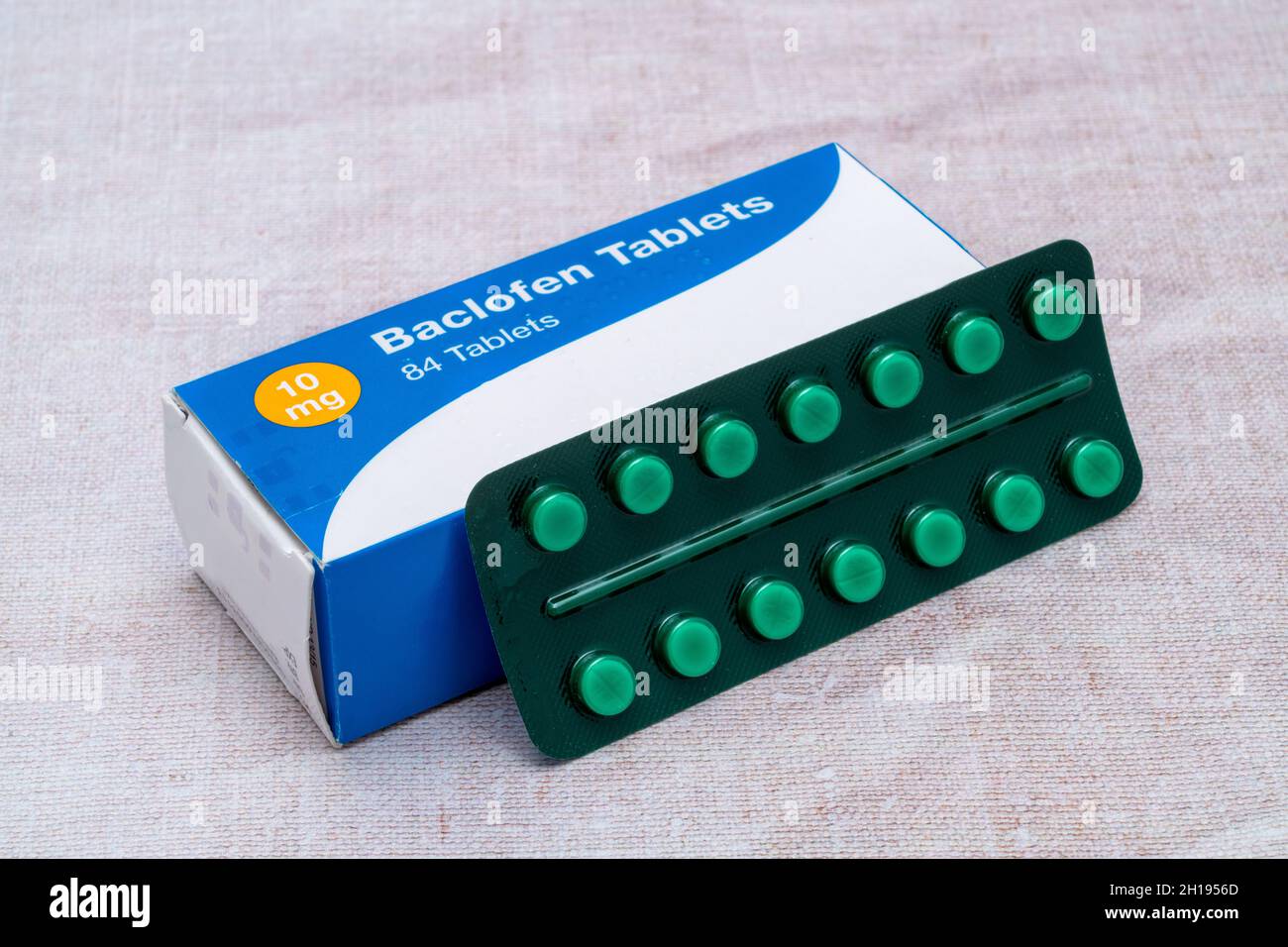 Baclofen ist eine generische Schachtel mit Baclofen-Pillen und  Blisterpackungen und wird zur Behandlung von Muskelspastik verwendet und  hat die chemische Formel C10H12ClNO2 Stockfotografie - Alamy