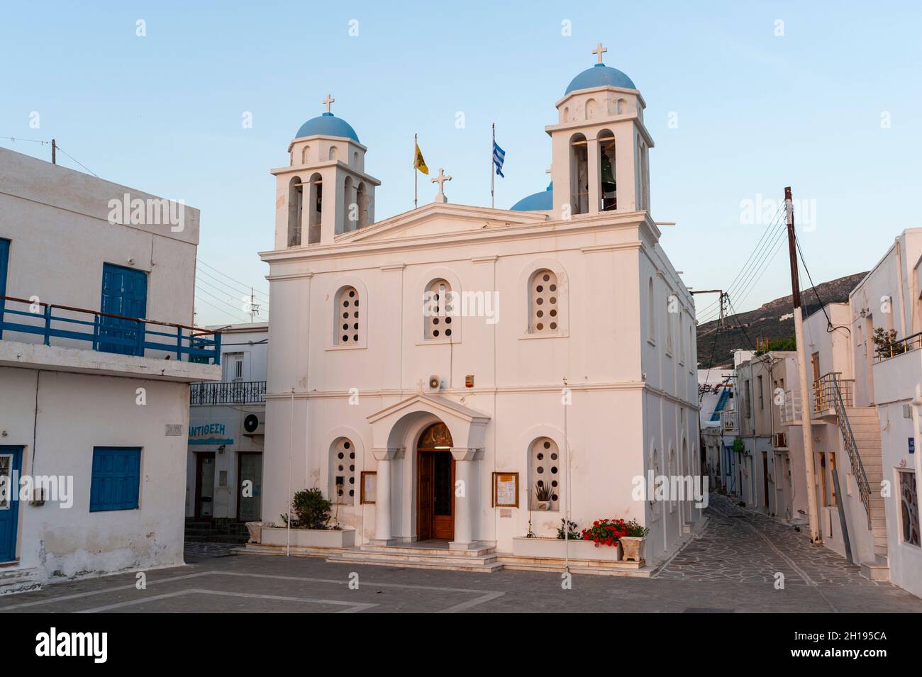 Eine Kirche in den traditionellen weißen und blauen griechischen Farben in Parikia. Parikia, Insel Paros, Kykladen, Griechenland. Stockfoto