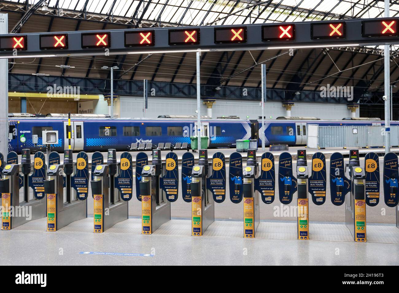 Der Eisenbahnverkehr in ScotRail wurde wegen gewerkschaftlicher Gewerkschaftsaktion unterbrochen. Züge an der Queen Street Station, Glasgow, Schottland, Großbritannien Stockfoto