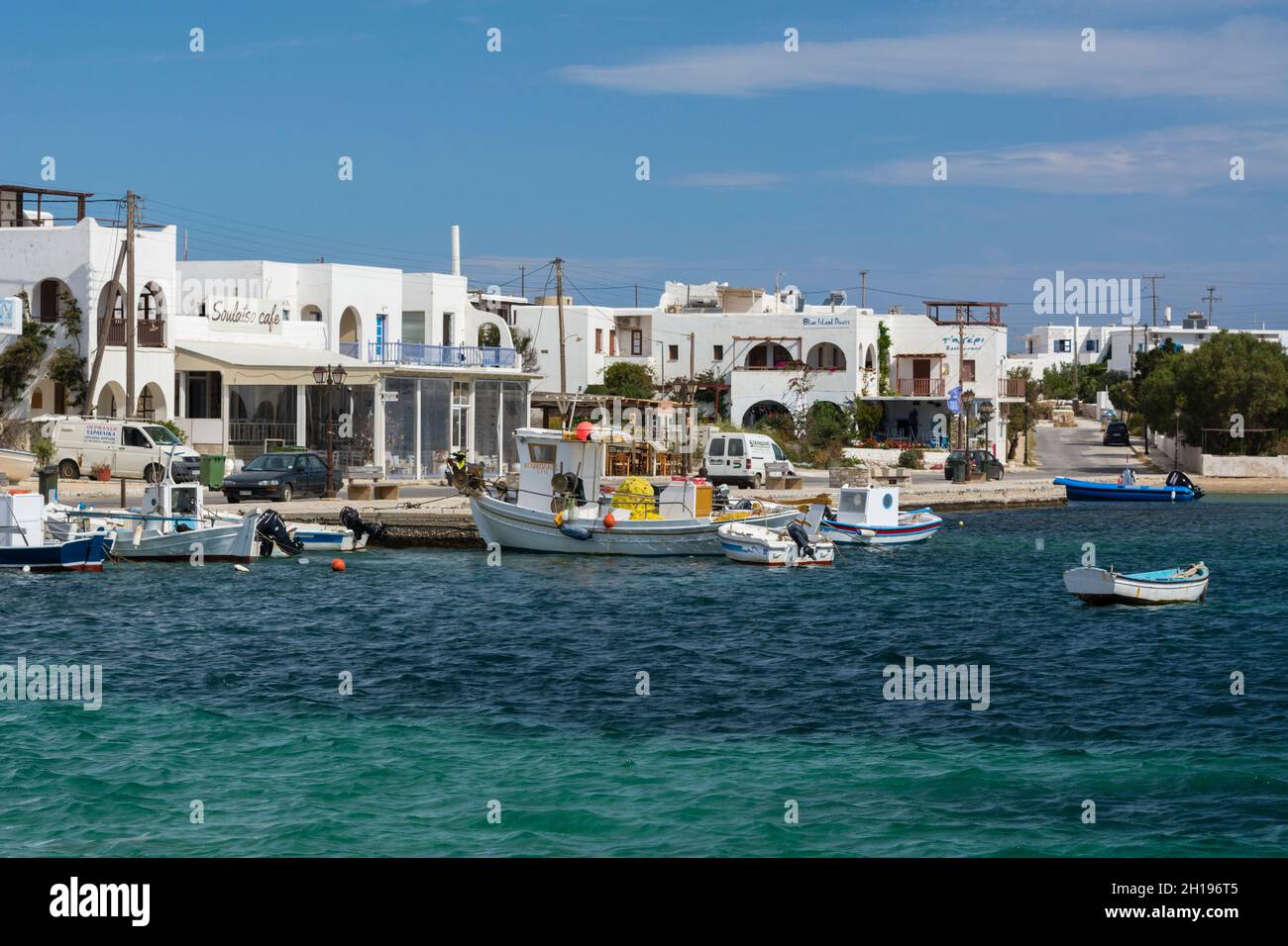 Ein malerischer Blick auf die Uferpromenade von Antiparos. Antiparos, Kykladen, Griechenland. Stockfoto