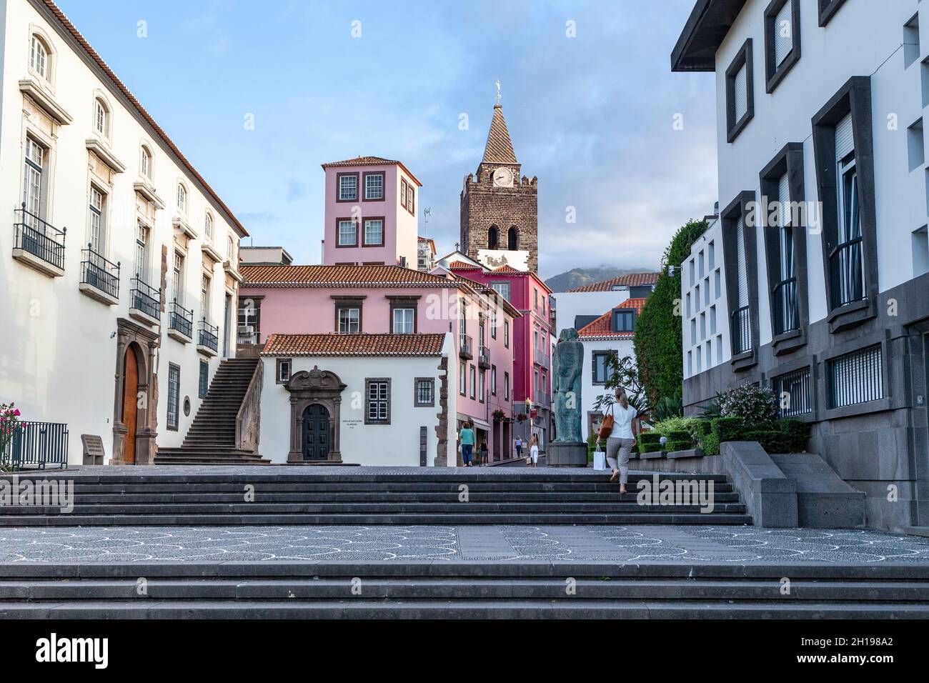 FUNCHAL, MADEIRA - 25. AUGUST 2021: Dies ist die Capelistas Straße, vorbei an der Regionalversammlung von Madeira und der Kapelle des heiligen Antonius (18. Jahrhundert Stockfoto