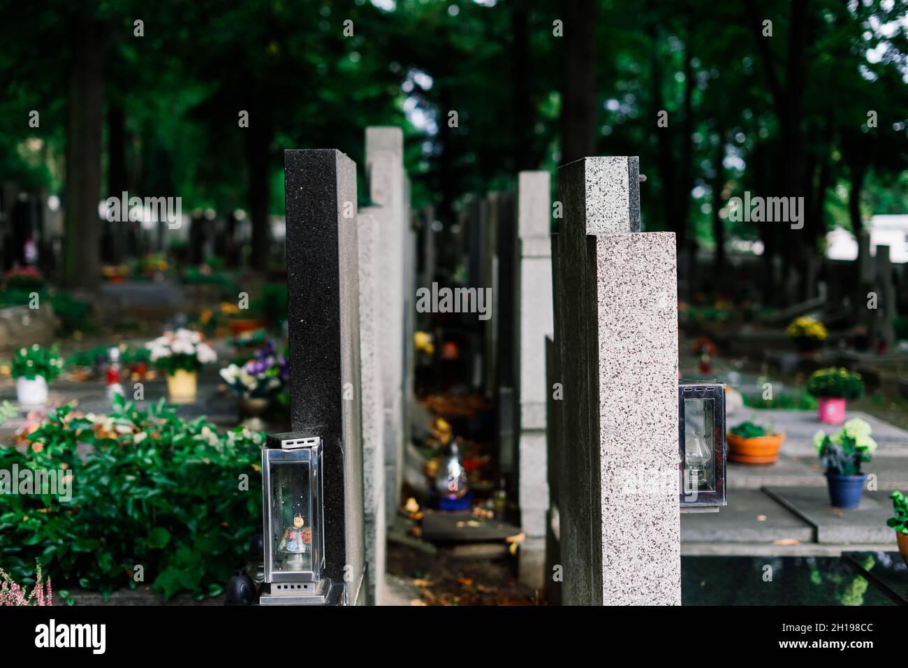 Reihen von alten verlassenen Gräbern auf einem katholischen Friedhof. Die klapprigen Grabsteine. Stockfoto