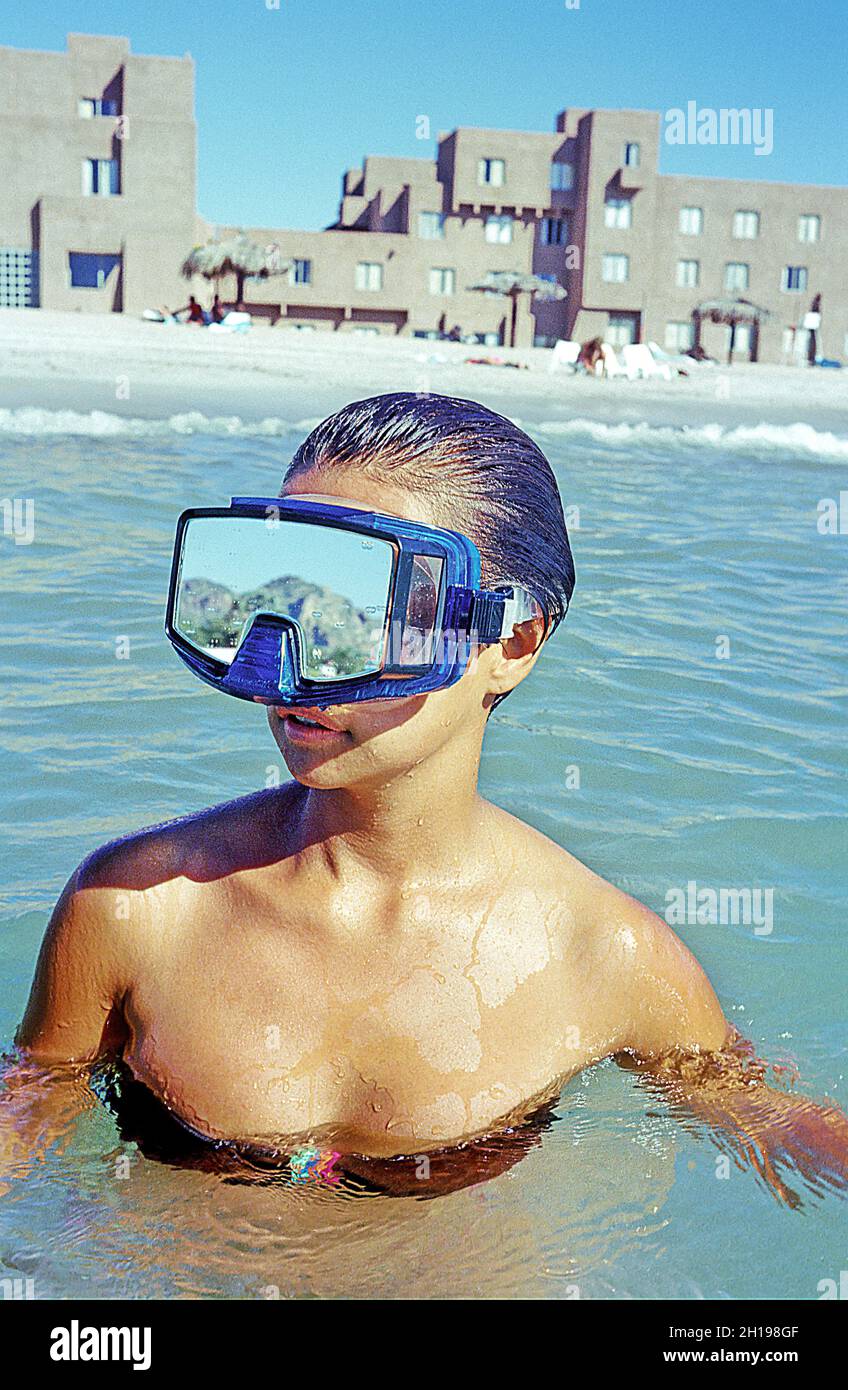 Junge Frau mit Spiegelung in der Maske beim Schnorcheln im Club Med Sonora Bay, Mexiko, wurde kürzlich an Grupo Paradiso in San Carlos S.A. verkauft Stockfoto