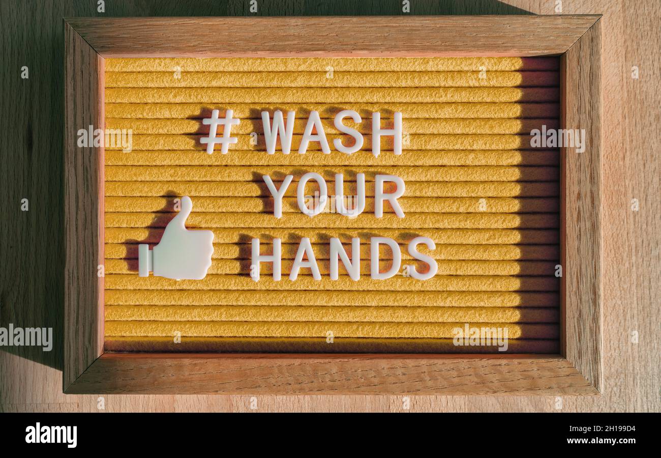 Waschen Sie Ihre Hände Hashtag-Nachricht auf Filzplakatwand im Geschäft gute Handhygiene für Coronavirus-Prävention. Fühlte sich als Zeichen für soziale Medien Stockfoto