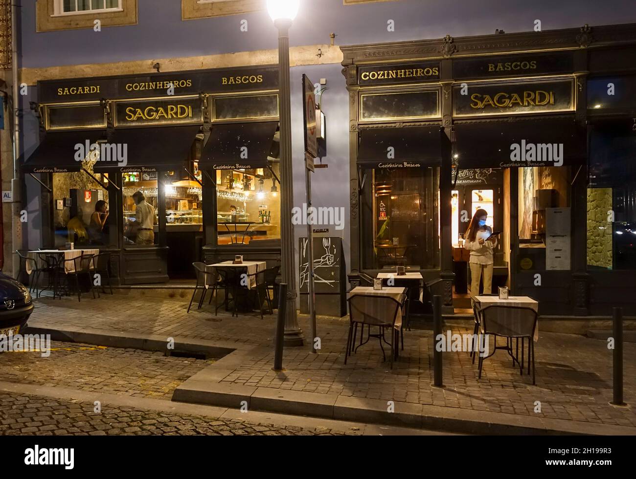 Baskisches Restaurant, Sagardi im Zentrum von Porto bei Nacht. Portugal. Stockfoto