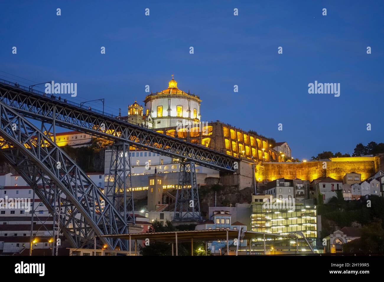 Blick auf Vila Nova de Gaia, mit Kloster Serra do Pilar und Luis I Brücke vor A im Abendlicht, Porto, Portugal. Stockfoto